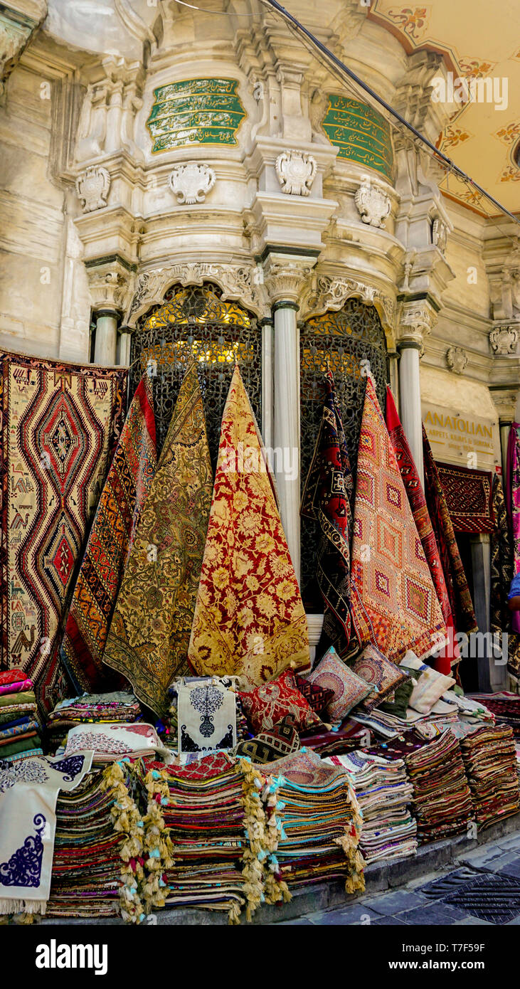 Stand de la tapisserie dans le grand bazar Istanbul Turquie Banque D'Images