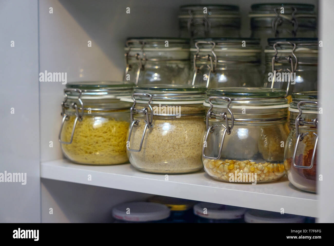 Les légumineuses jars dans le tiroir de la cuisine organisé parfaitement vue rapprochée Banque D'Images