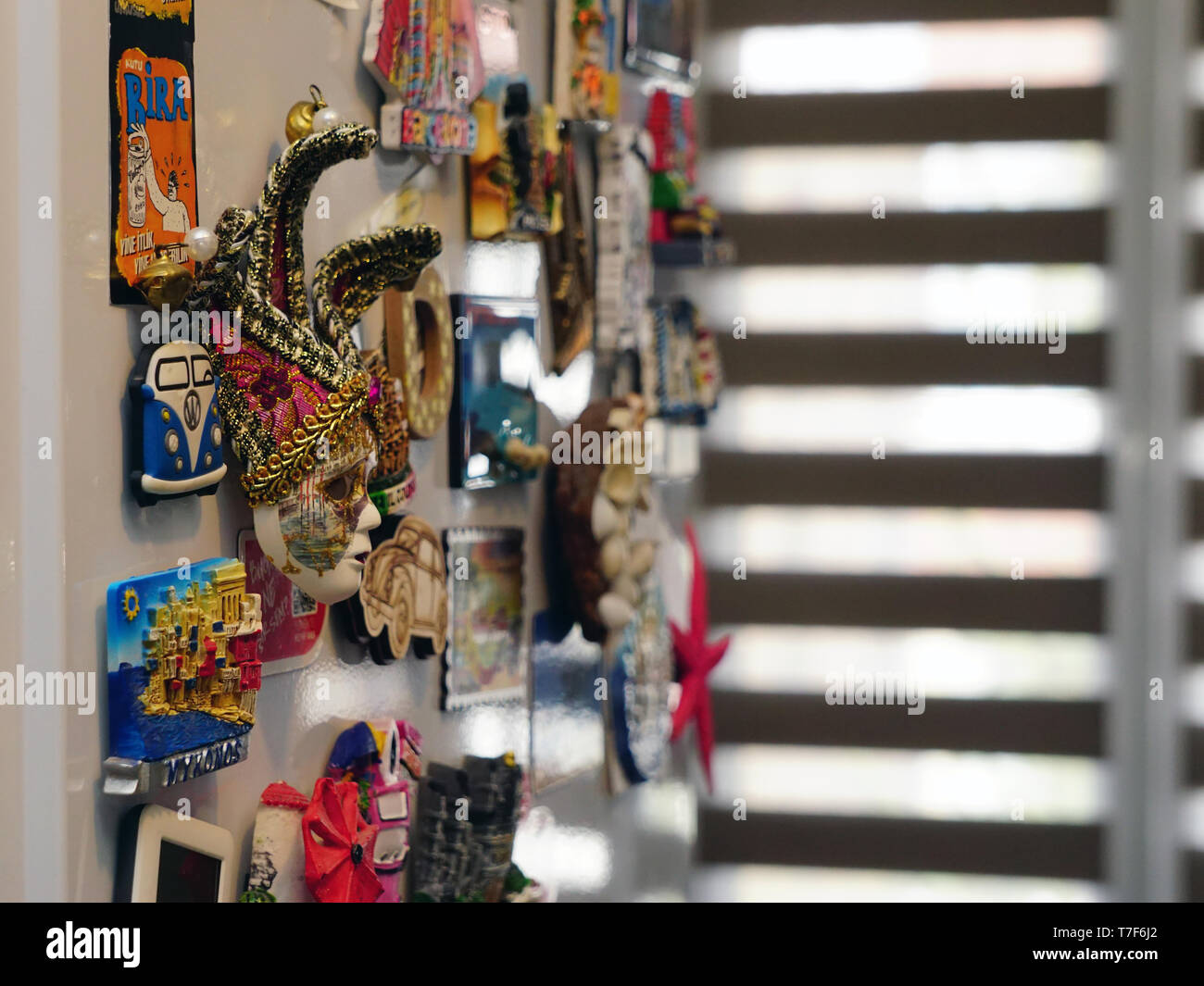 14 avril 2019, Istanbul, Turquie. Assortiment aimants sur le réfrigérateur vue rapprochée Banque D'Images