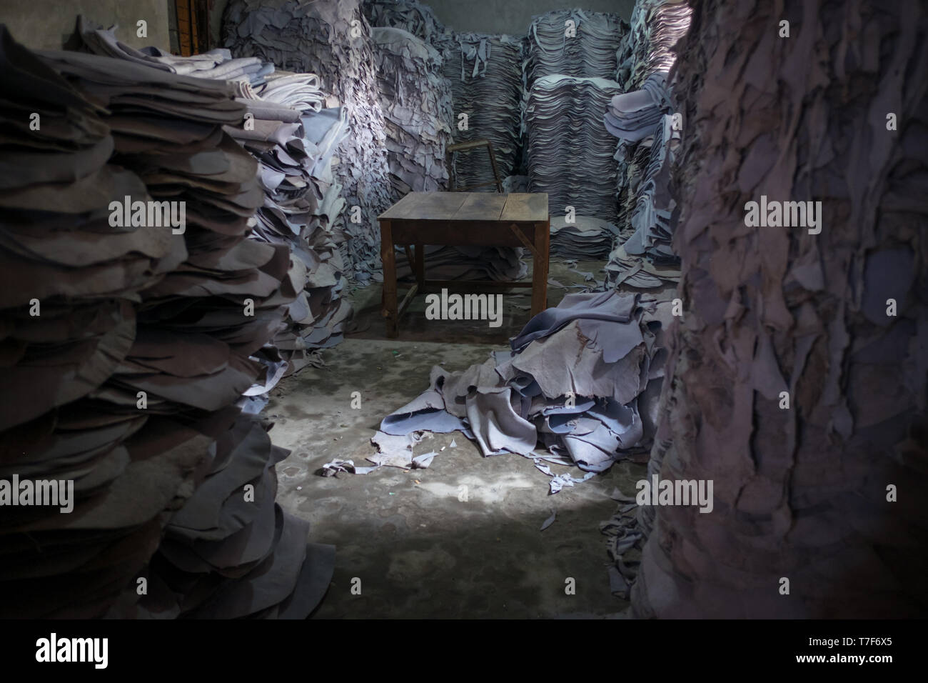 Des tas de cuir brut avant teinture je n la tannerie entrepôt dans la zone de traitement du cuir, Dhaka, Bangladesh Banque D'Images