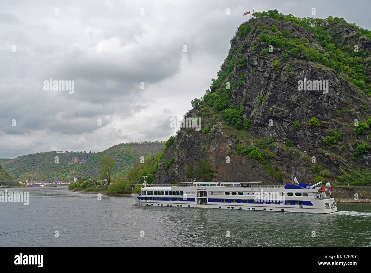 Croisière bateau long Lorelel Rock passant sur la rivière du Rhin moyen en Allemagne Banque D'Images