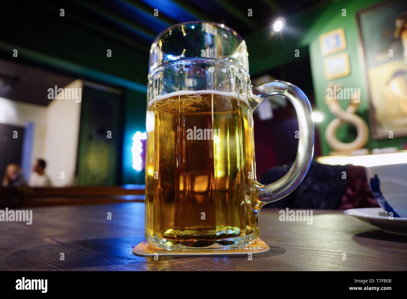 Grosse pinte de bière sur la table en bois vue en gros Photo Stock - Alamy