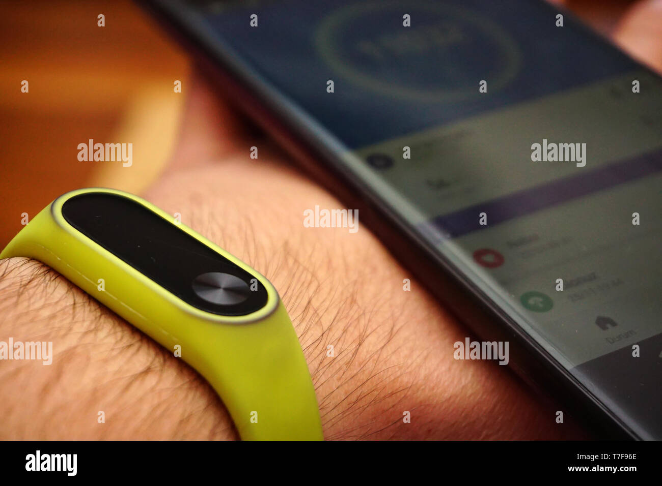 L'activité de remise en forme et Smartphone tracker bracelet sur le poignet vue rapprochée Banque D'Images