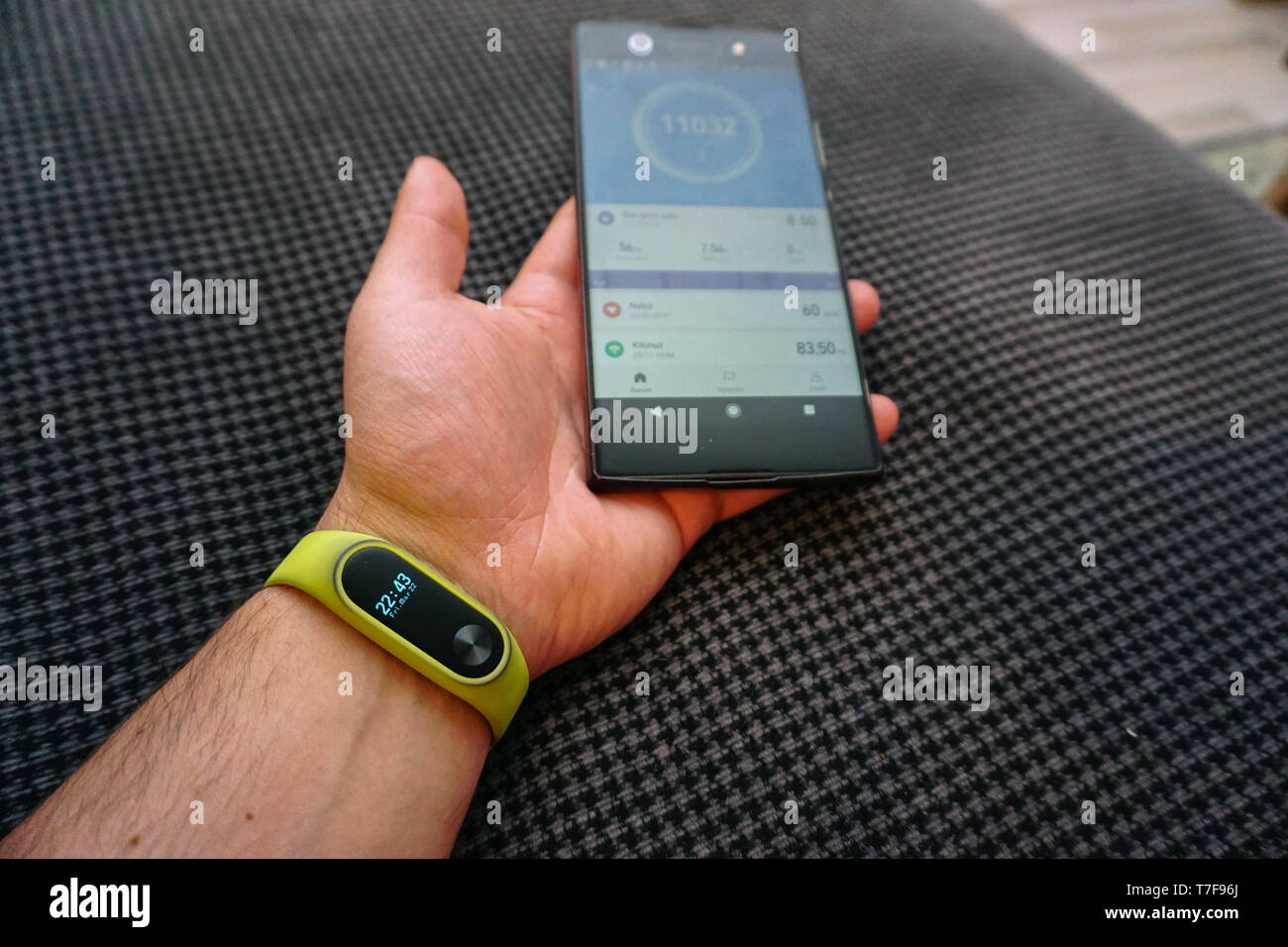 L'activité de remise en forme et Smartphone tracker bracelet sur le poignet vue rapprochée Banque D'Images