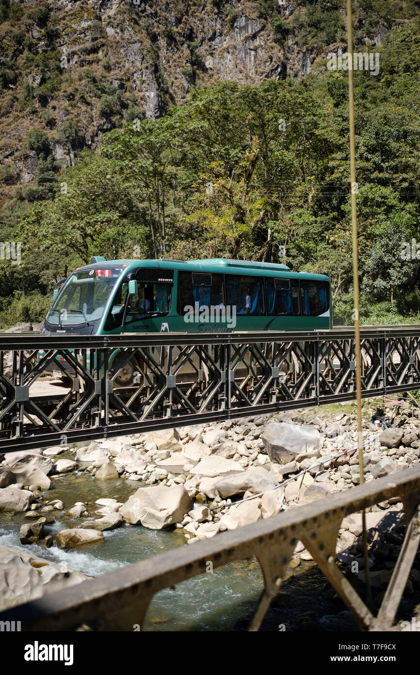 Aller et venir en bus au Machu Picchu Site archéologique au Pérou Banque D'Images