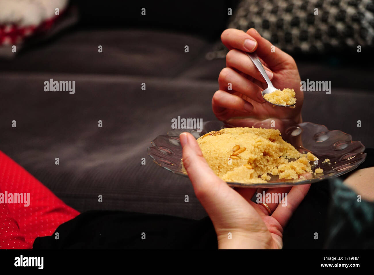 Manger de la semoule helva dessert manger vue rapprochée dans le plat en verre Banque D'Images Manger de la semoule helva dessert manger vue rapprochée dans le plat en verre Banque D'Images