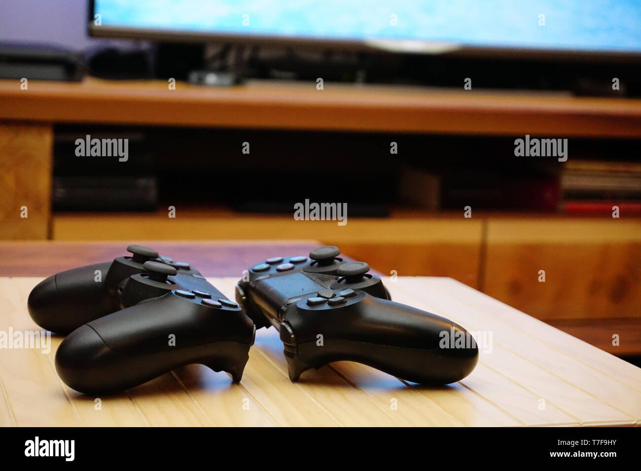 22.03.2019 Eskisehir, Turquie. Deux manettes ps4 sur fond de bois vue en gros Banque D'Images