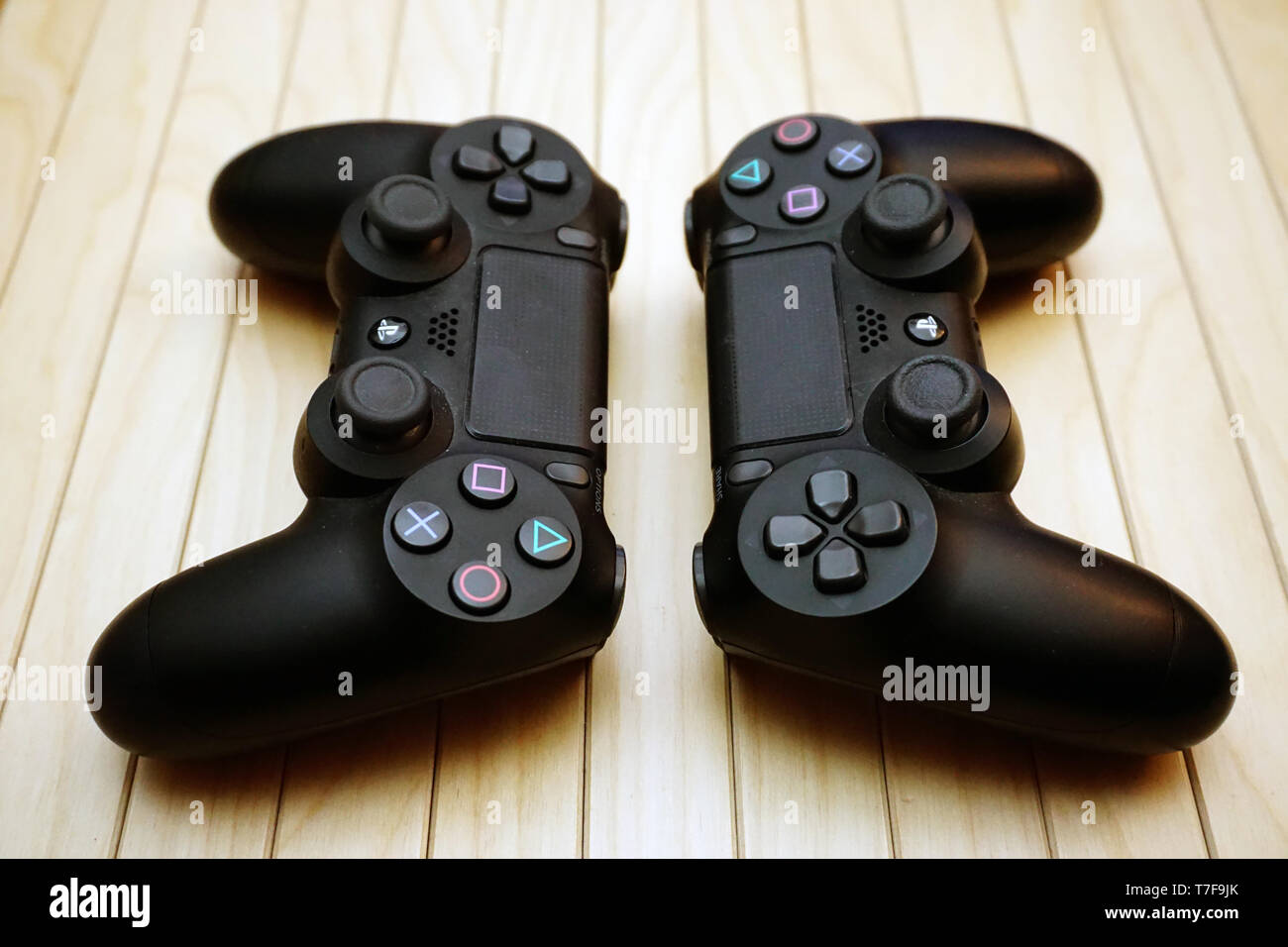22.03.2019 Eskisehir, Turquie. Deux manettes ps4 sur fond de bois vue en gros Banque D'Images