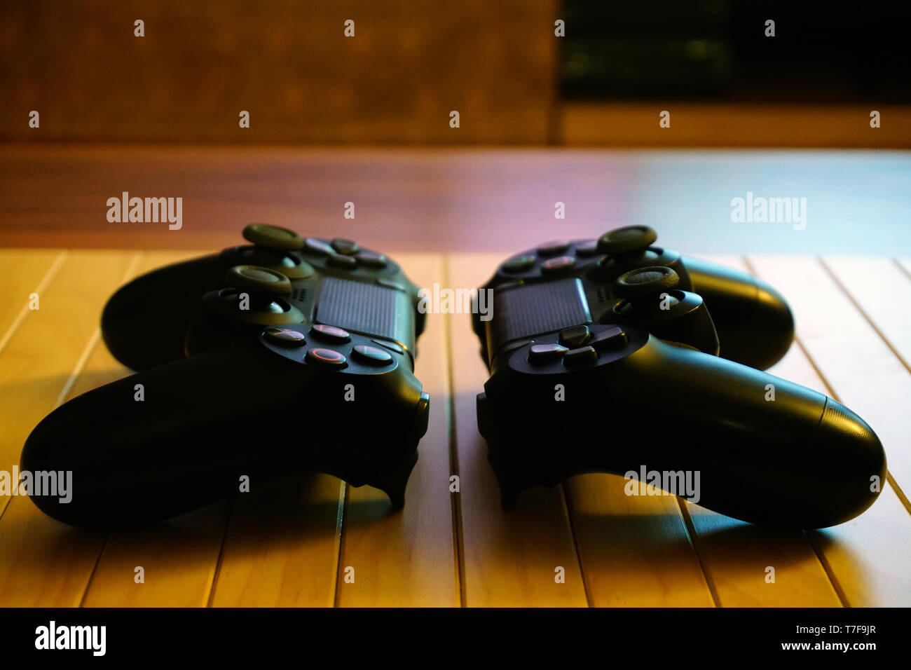 22.03.2019 Eskisehir, Turquie. Deux manettes ps4 sur fond de bois vue en gros Banque D'Images 22.03.2019 Eskisehir, Turquie. Deux manettes ps4 sur fond de bois vue en gros Banque D'Images