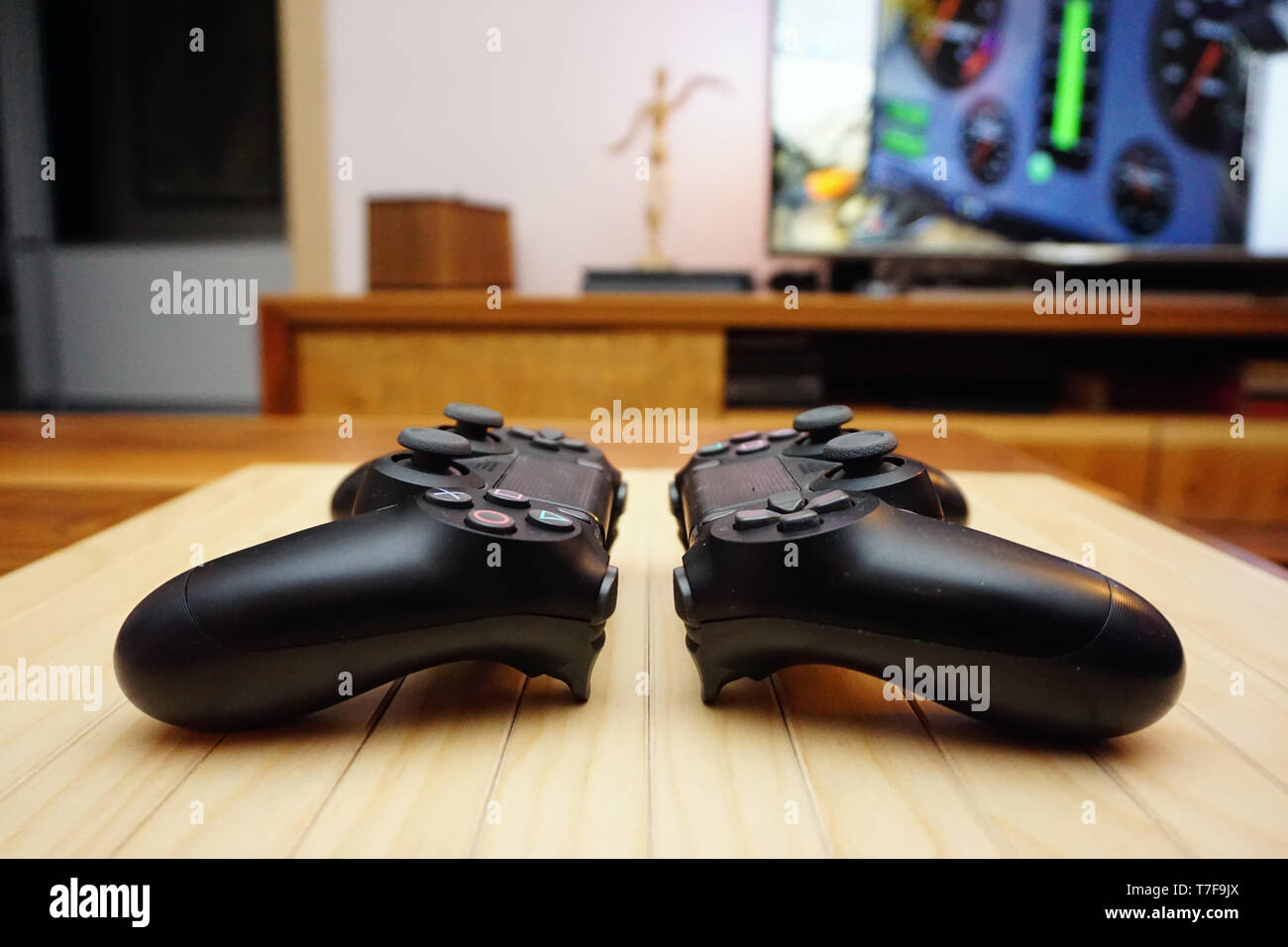 22.03.2019 Eskisehir, Turquie. Deux manettes ps4 sur fond de bois vue en gros Banque D'Images