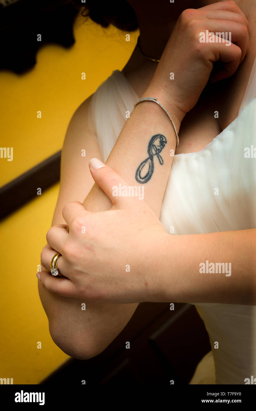 Infınity tatouage sur le bras de la mariée à être vue en gros Banque D'Images