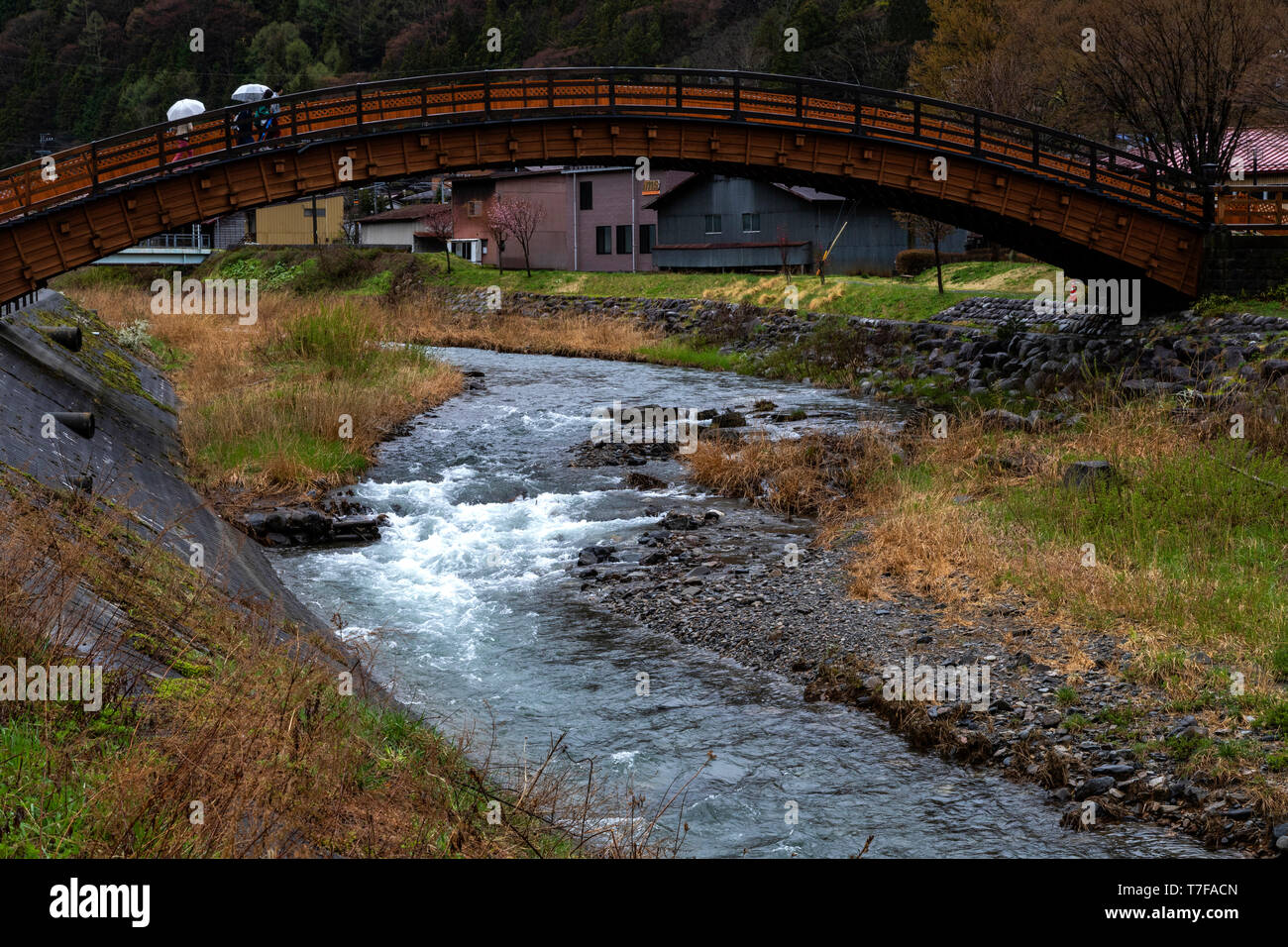 Ce pont traverse la rivière Narai, qui est parallèle à la rue principale. L'extension de 30 mètres, il est l'un des plus longs ponts de bois en arc en Ja Banque D'Images