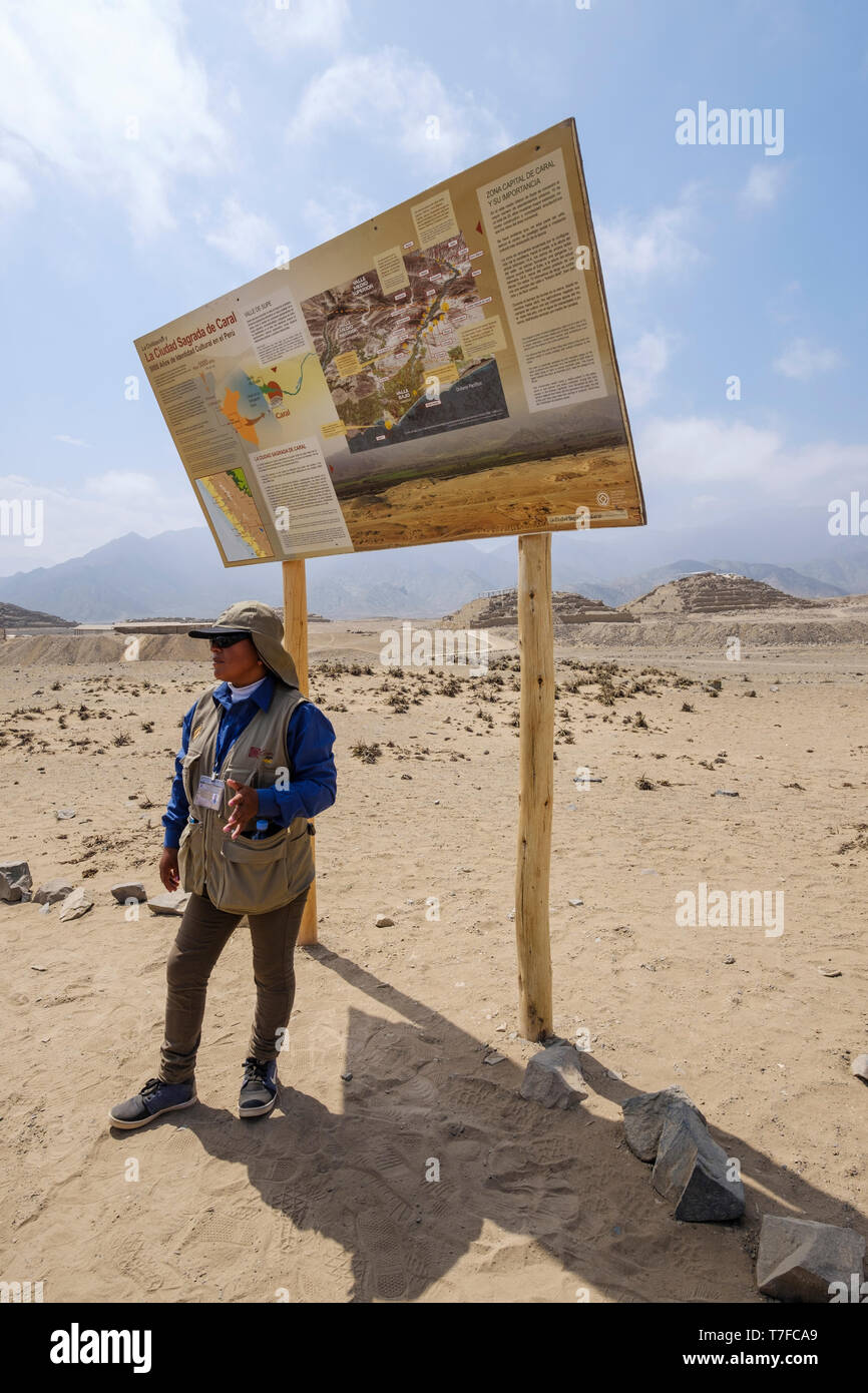 Visite guidée du site archéologique de la ville sacrée de Caral dans la province de Barranca, région de Lima, Pérou Banque D'Images