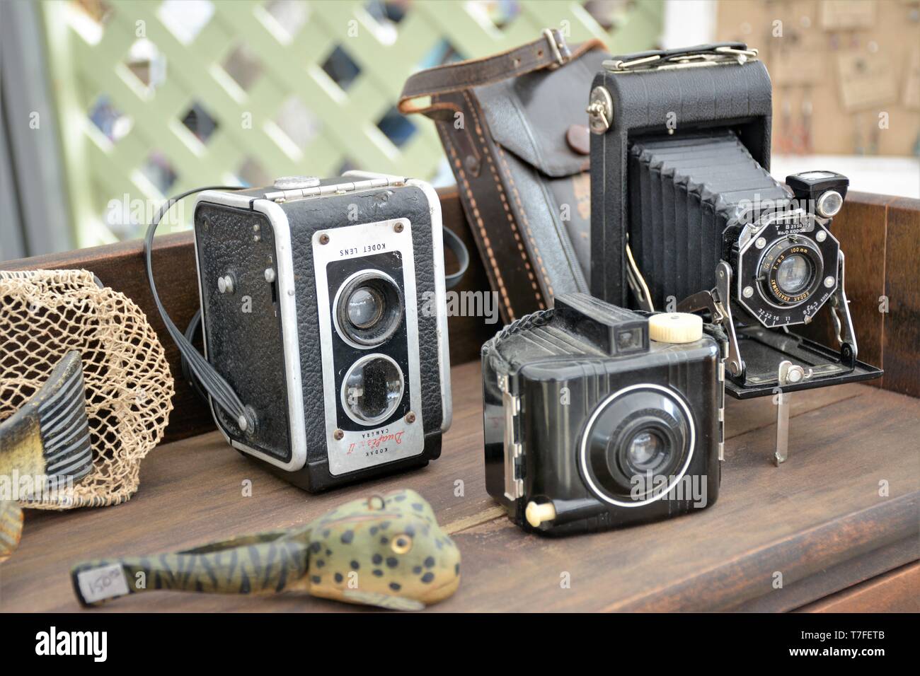 Les anciens appareils photo en plastique et en papier pour la vente des collections Banque D'Images