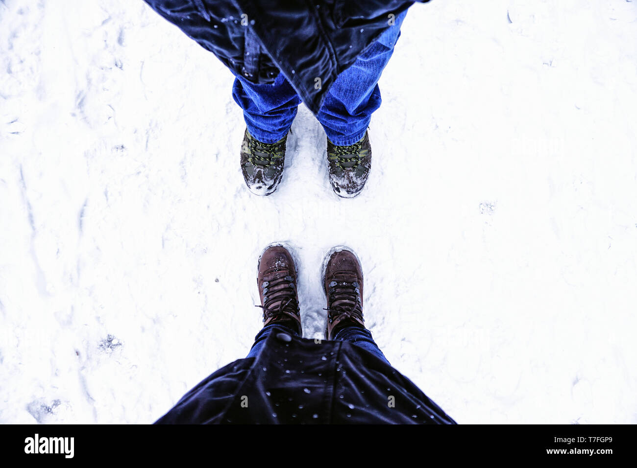 À pied de la neige en hiver avec des bottes Banque D'Images