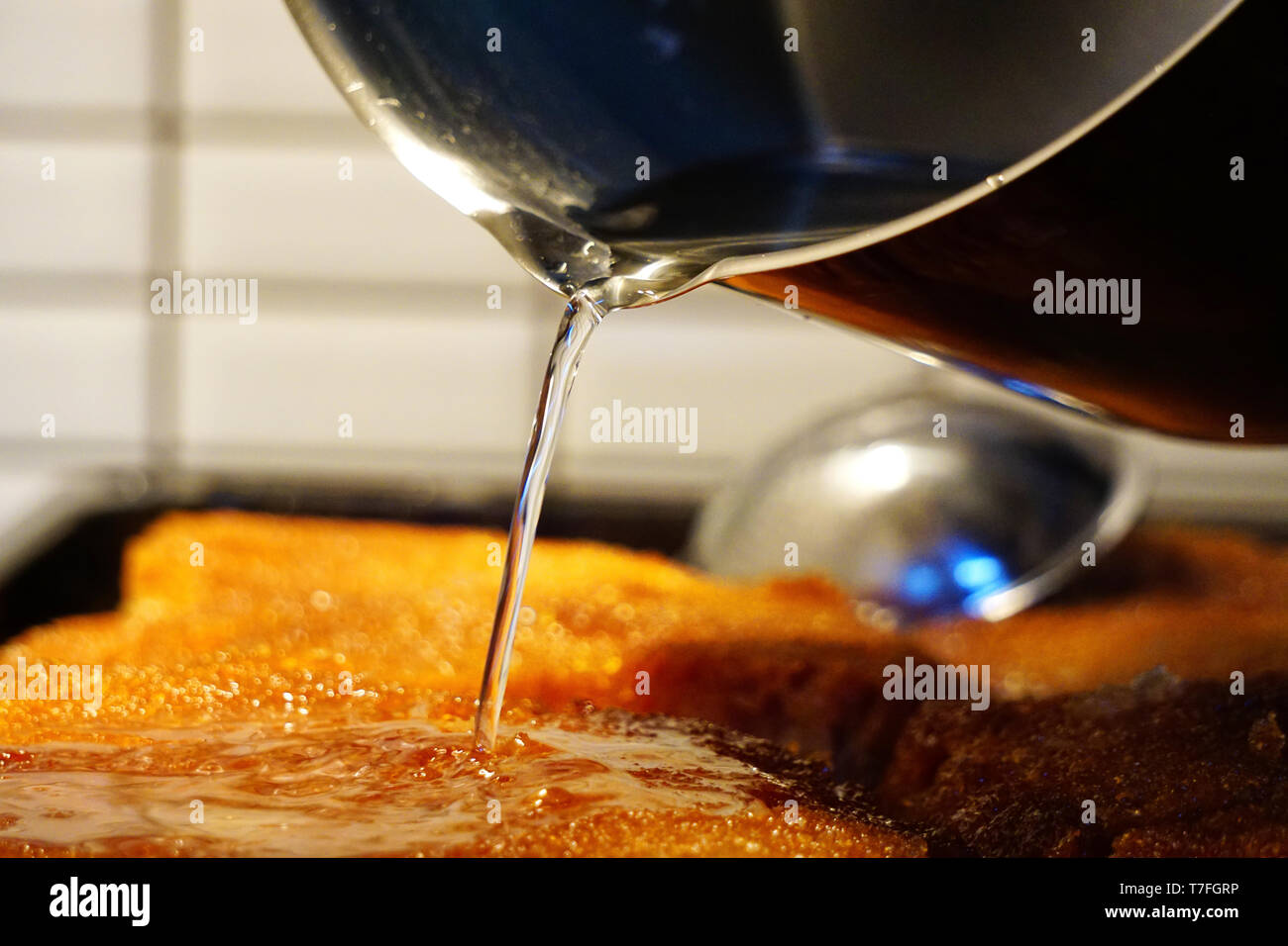 Crumpets en sirop épais dessert turc ekmek kadayifi Banque D'Images