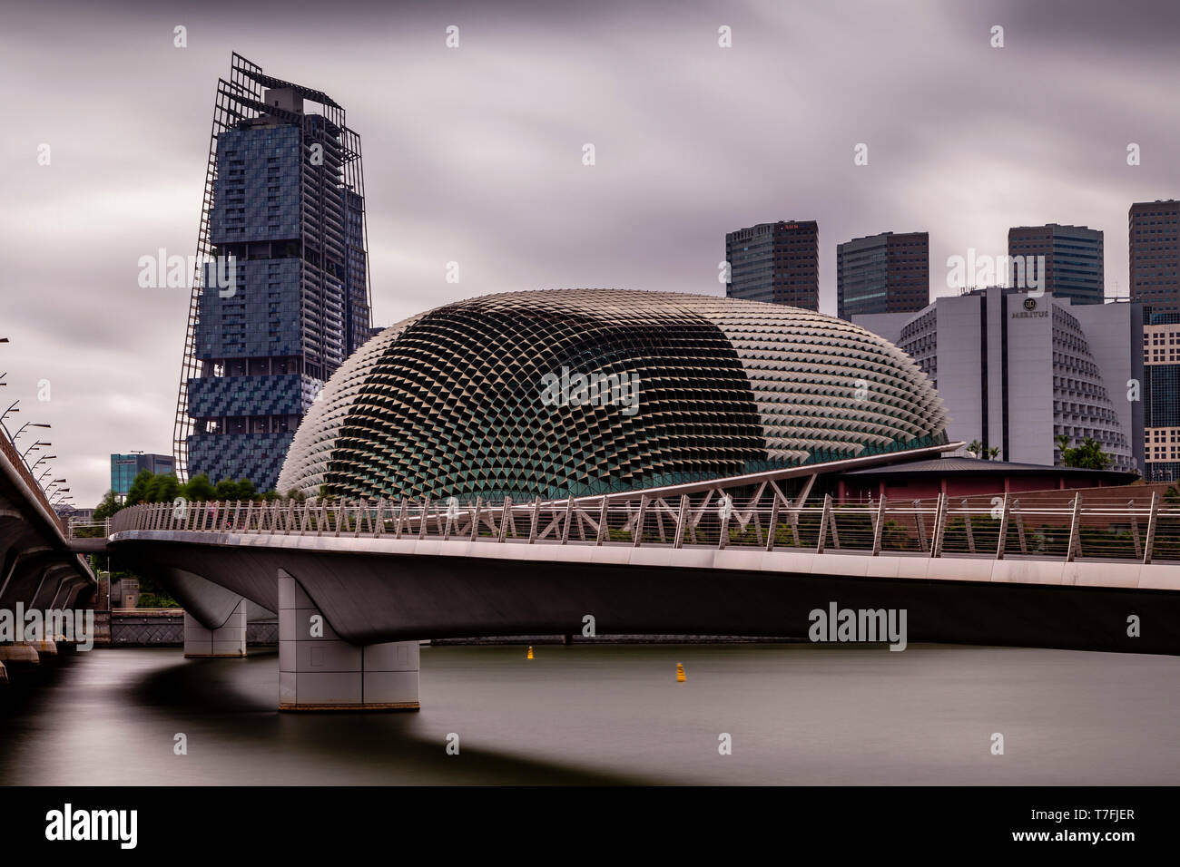 Le Pont du Jubilé et Esplanade Theatres On The Bay, à Singapour, en Asie du sud-est Banque D'Images