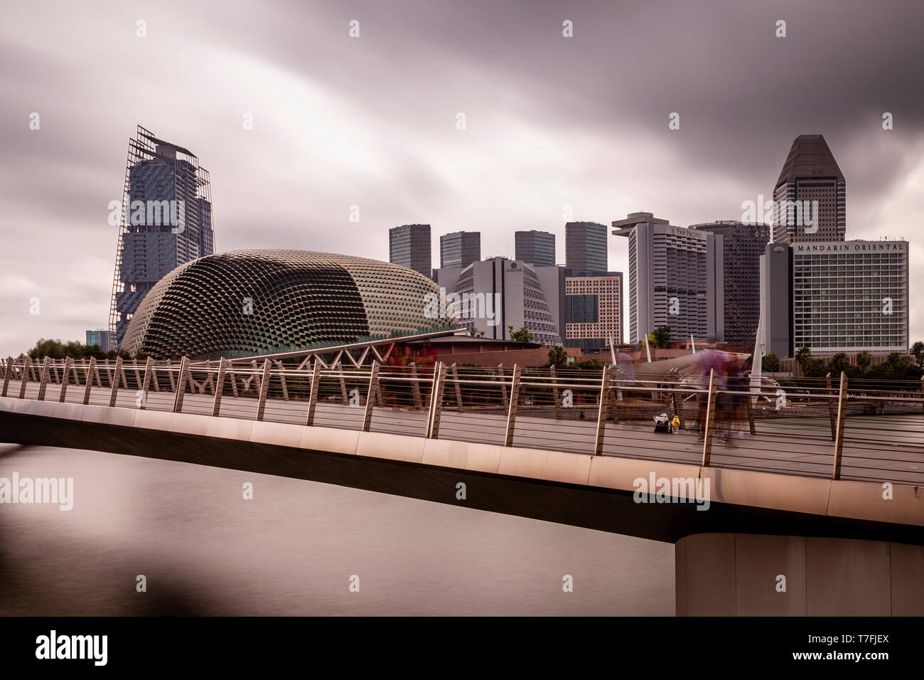 Le Pont du Jubilé et Esplanade Theatres On The Bay, à Singapour, en Asie du sud-est Banque D'Images