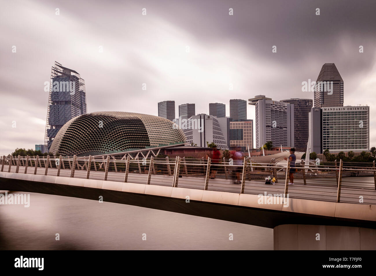 Le Pont du Jubilé et Esplanade Theatres On The Bay, à Singapour, en Asie du sud-est Banque D'Images