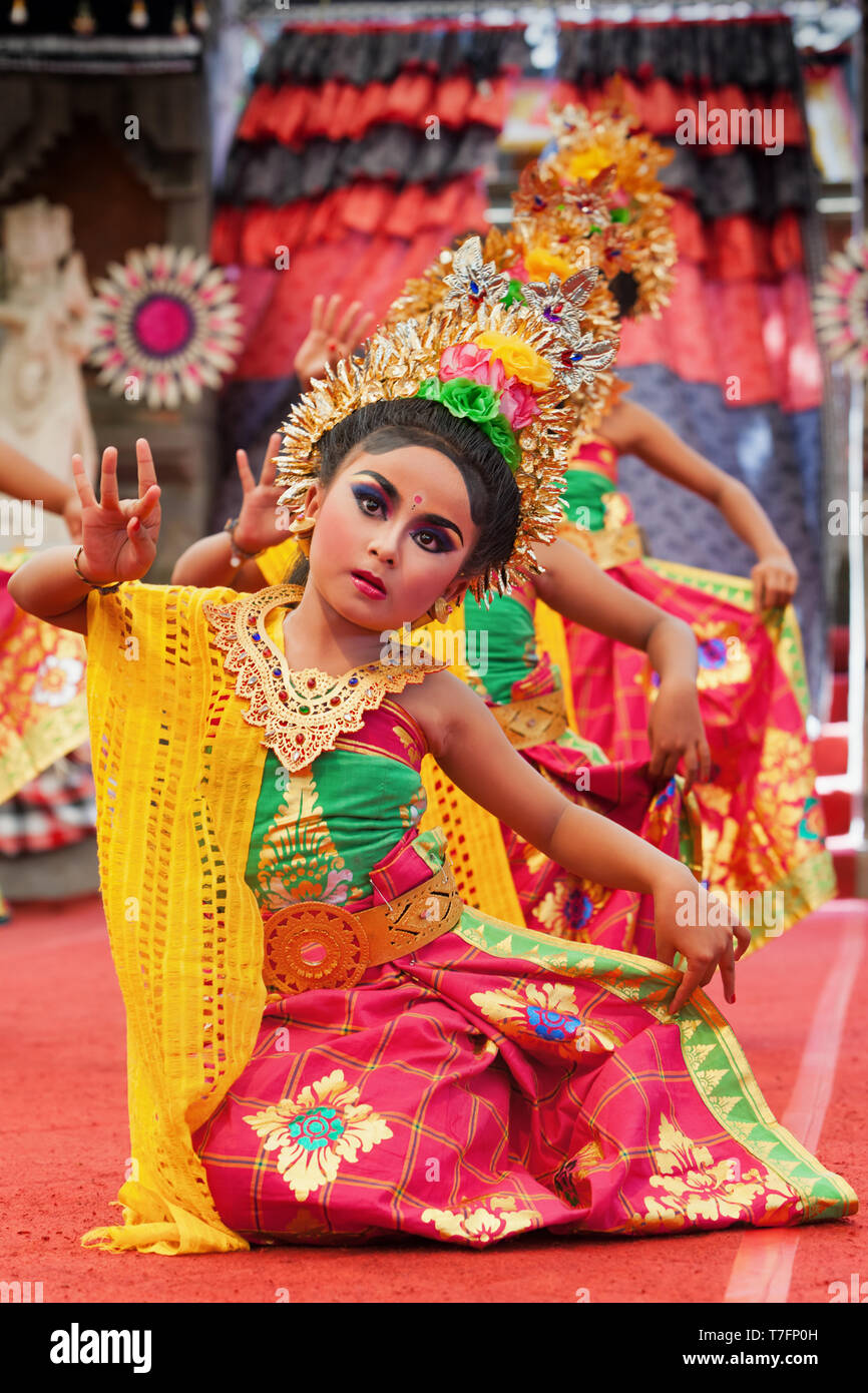 Denpasar, Bali, Indonésie - 11 juillet 2015 : Portrait de belles jeunes femmes en danseur balinais ethniques costumes traditionnels de danse Danse du temple Banque D'Images