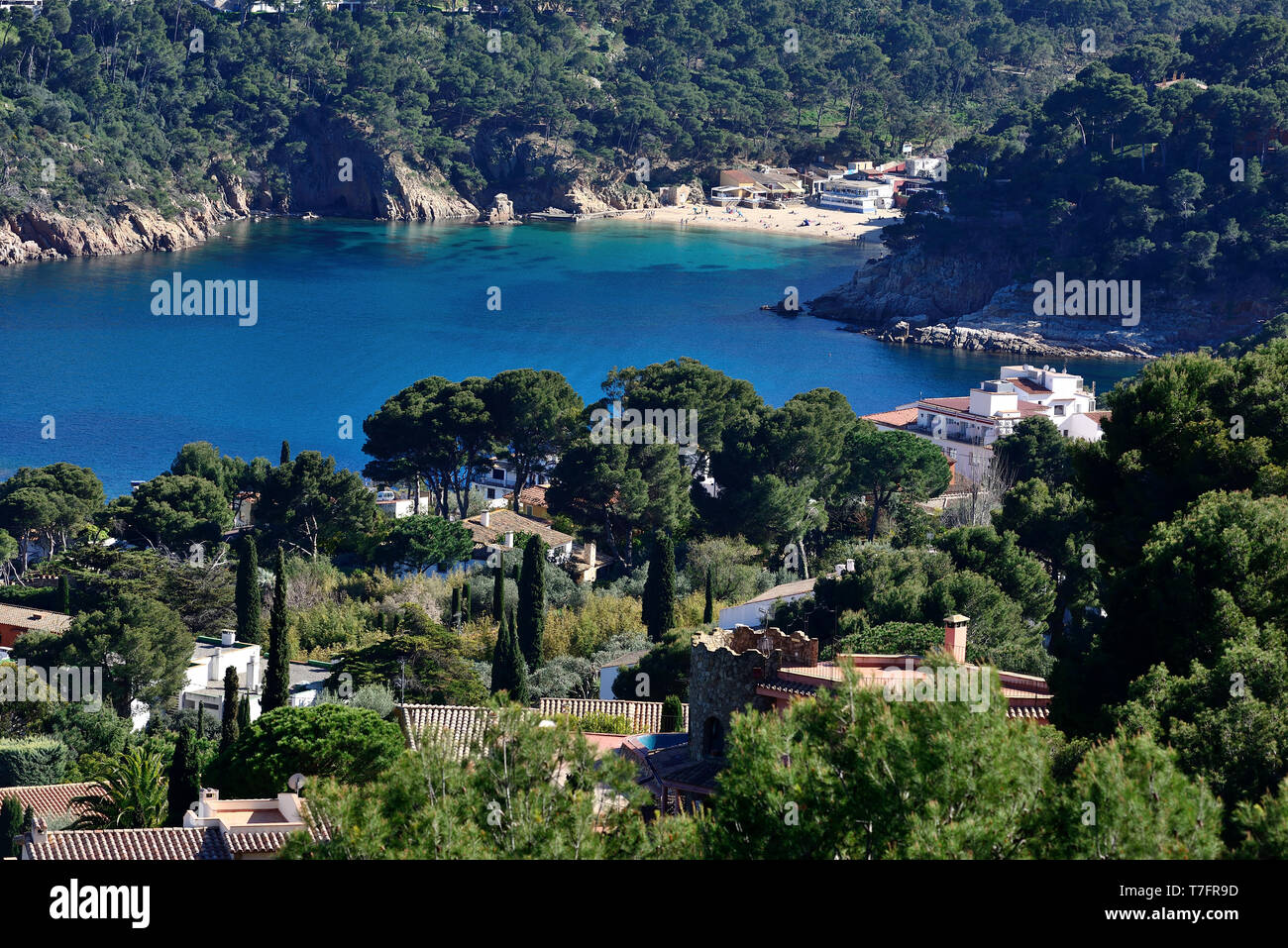 L'Espagne, la Catalogne, la Costa Brava : Llafranc côte le long de la côte méditerranéenne. Résidences et plage dans une anse Banque D'Images