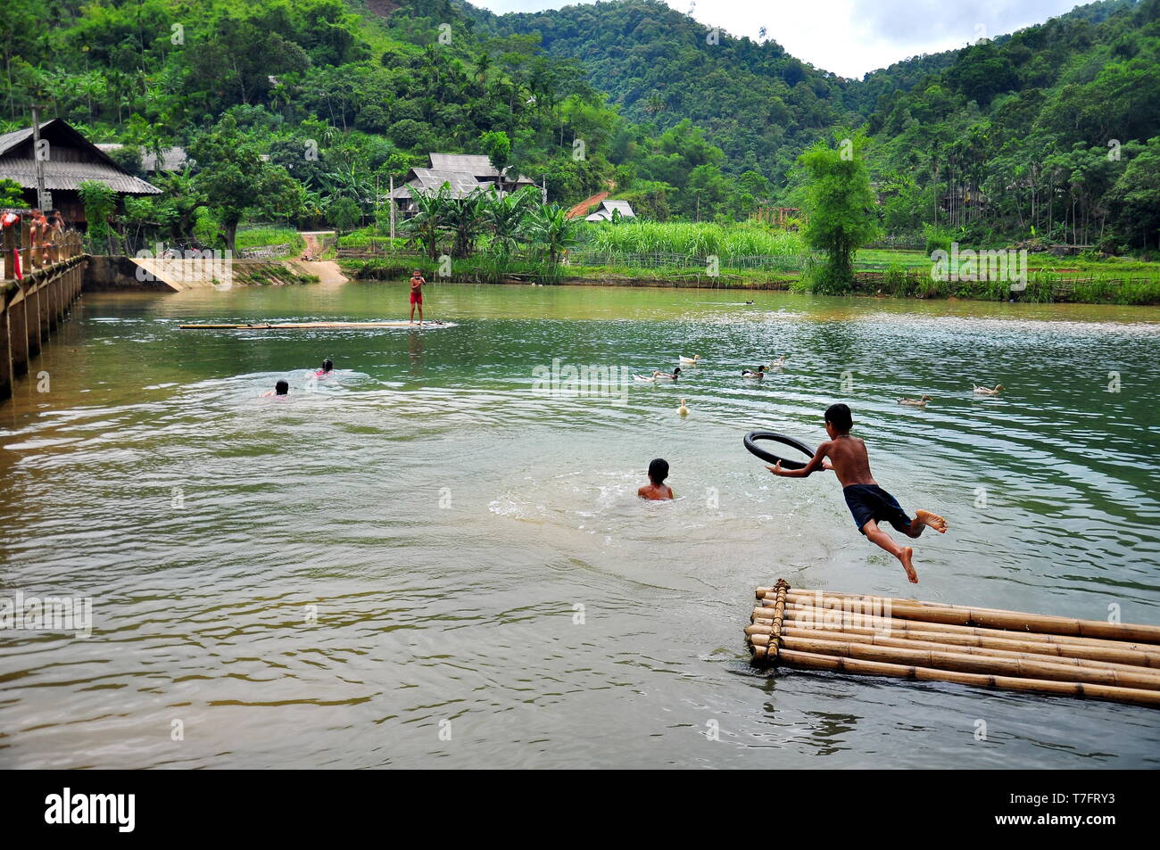Jouant dans le lac, Nua village, PuLuong, Thanh Hoa, VietNam Banque D'Images