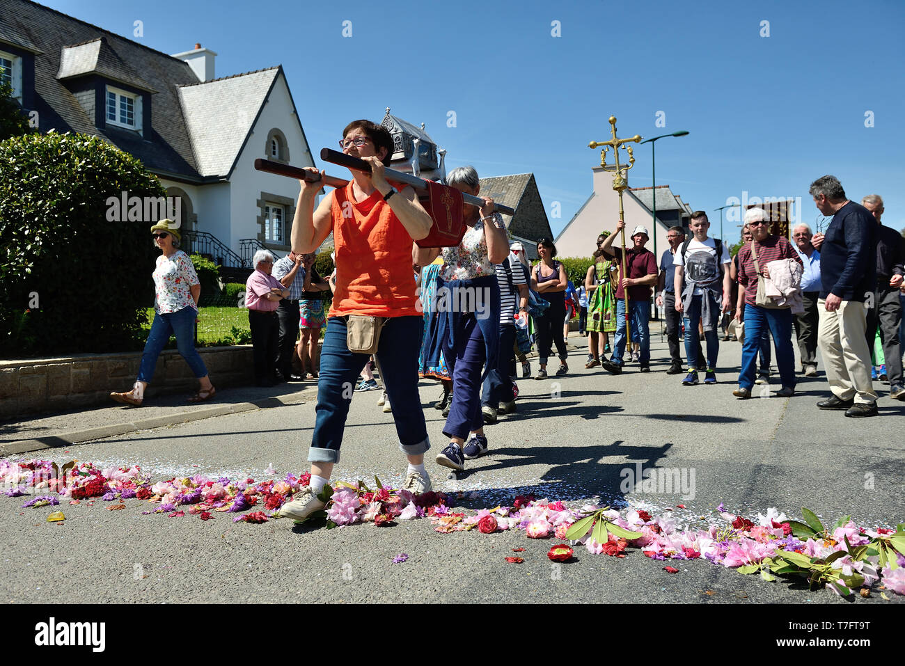Landeleau (Bretagne, nord-ouest de la France), le 2018/05/20 : Le Dimanche de Pentecôte annuel ÒTromenieÓ pardon Breton. ÒTro relegouÓ ar procession autour du village Banque D'Images