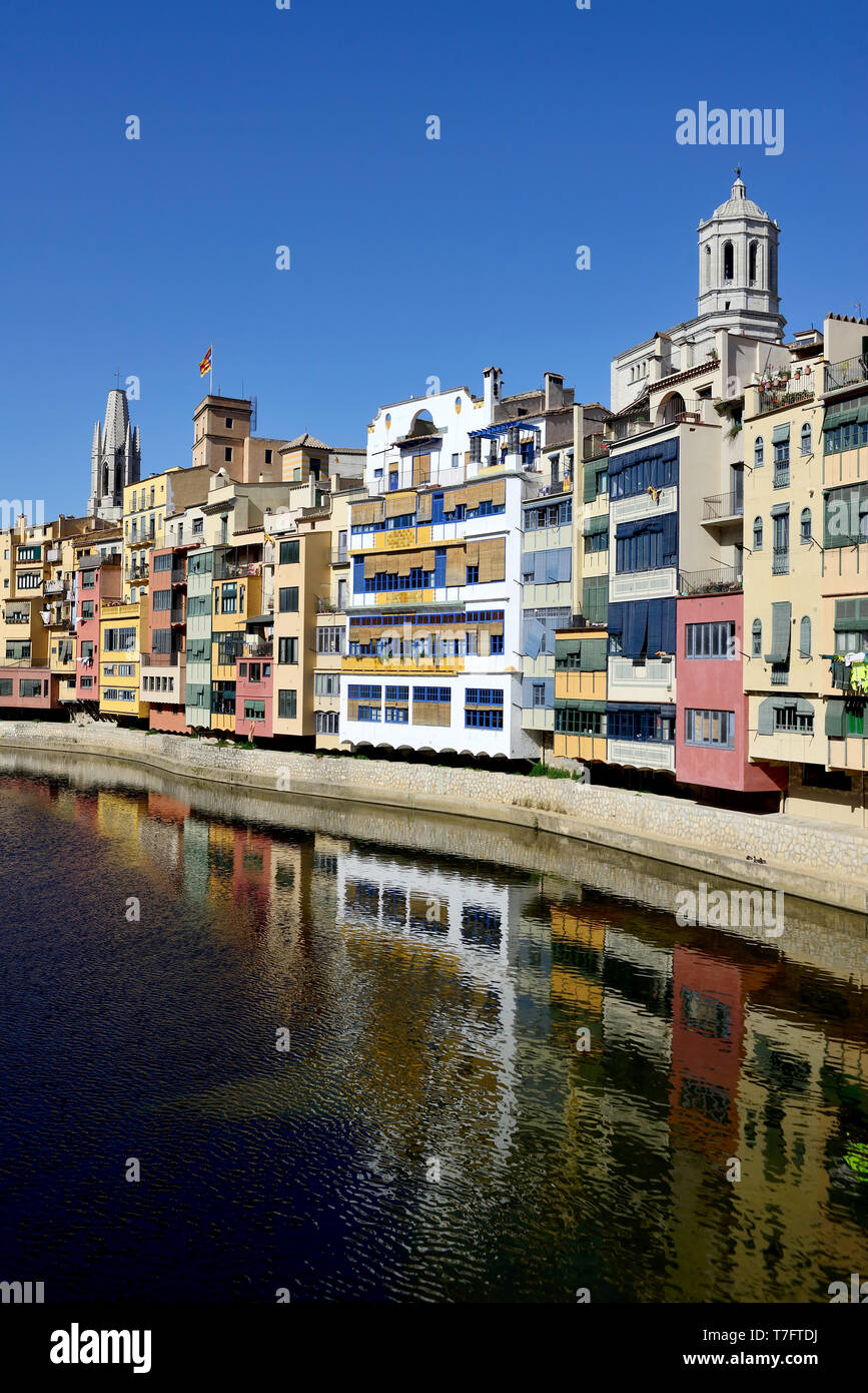 L'Espagne, la Catalogne : aperçu de la ville de Gérone et de ses vieilles maisons aux façades colorées sur les rives de la rivière Onyar Banque D'Images