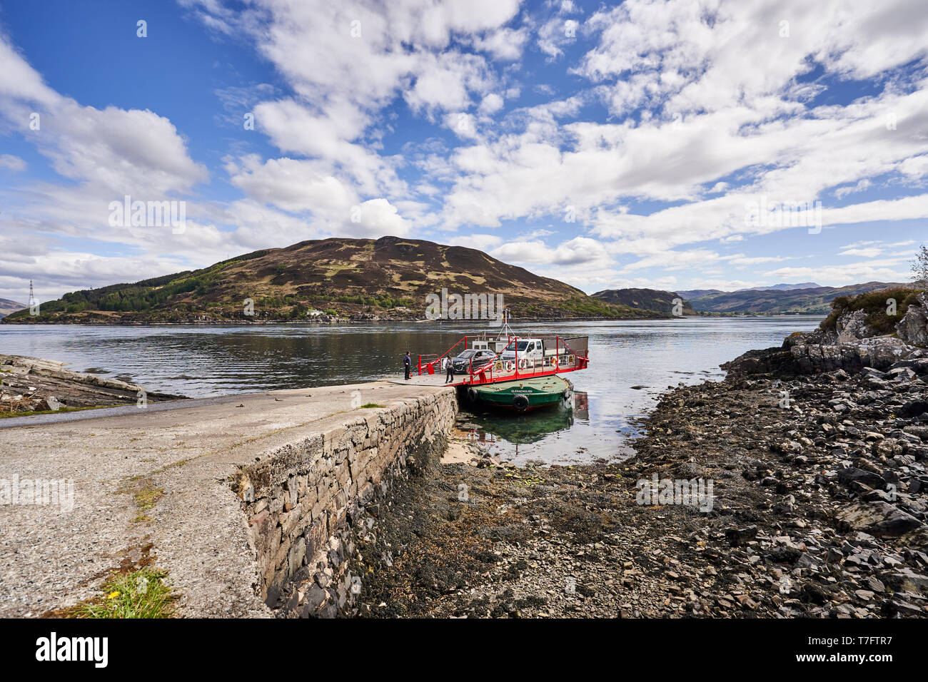 Le traversier de Glenelg prépare à voyager de la terre ferme écossaise à l'île de Skye Banque D'Images