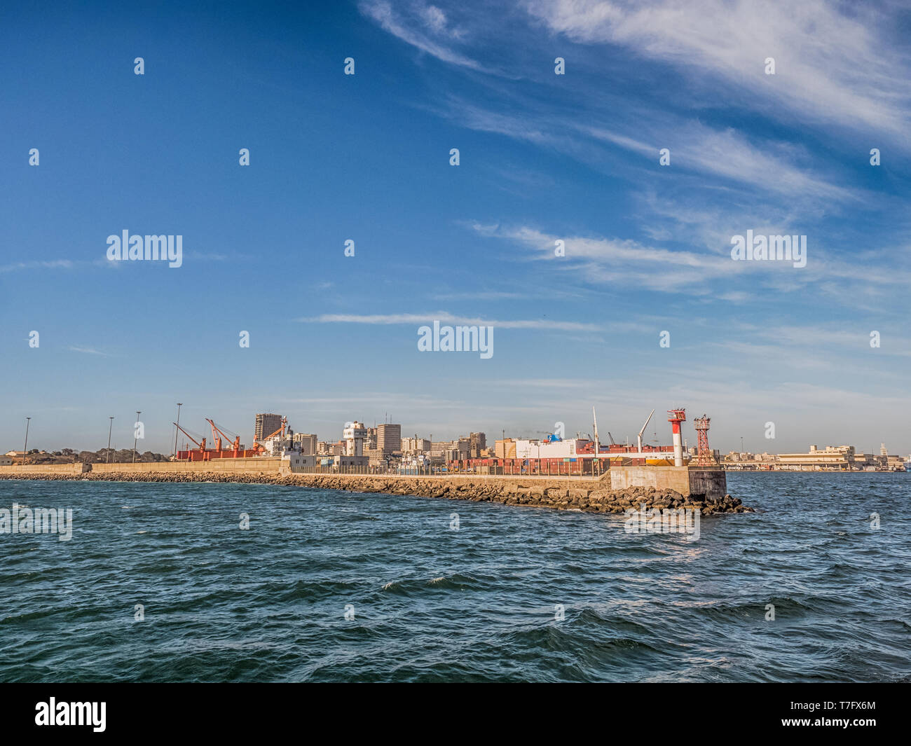 Dakar, Sénégal - le 2 février 2019 : vue sur le port de Dakar au Sénégal avec de grands navires, petits bateaux, grues et cargaisons près du quai. L'Afrique. Banque D'Images