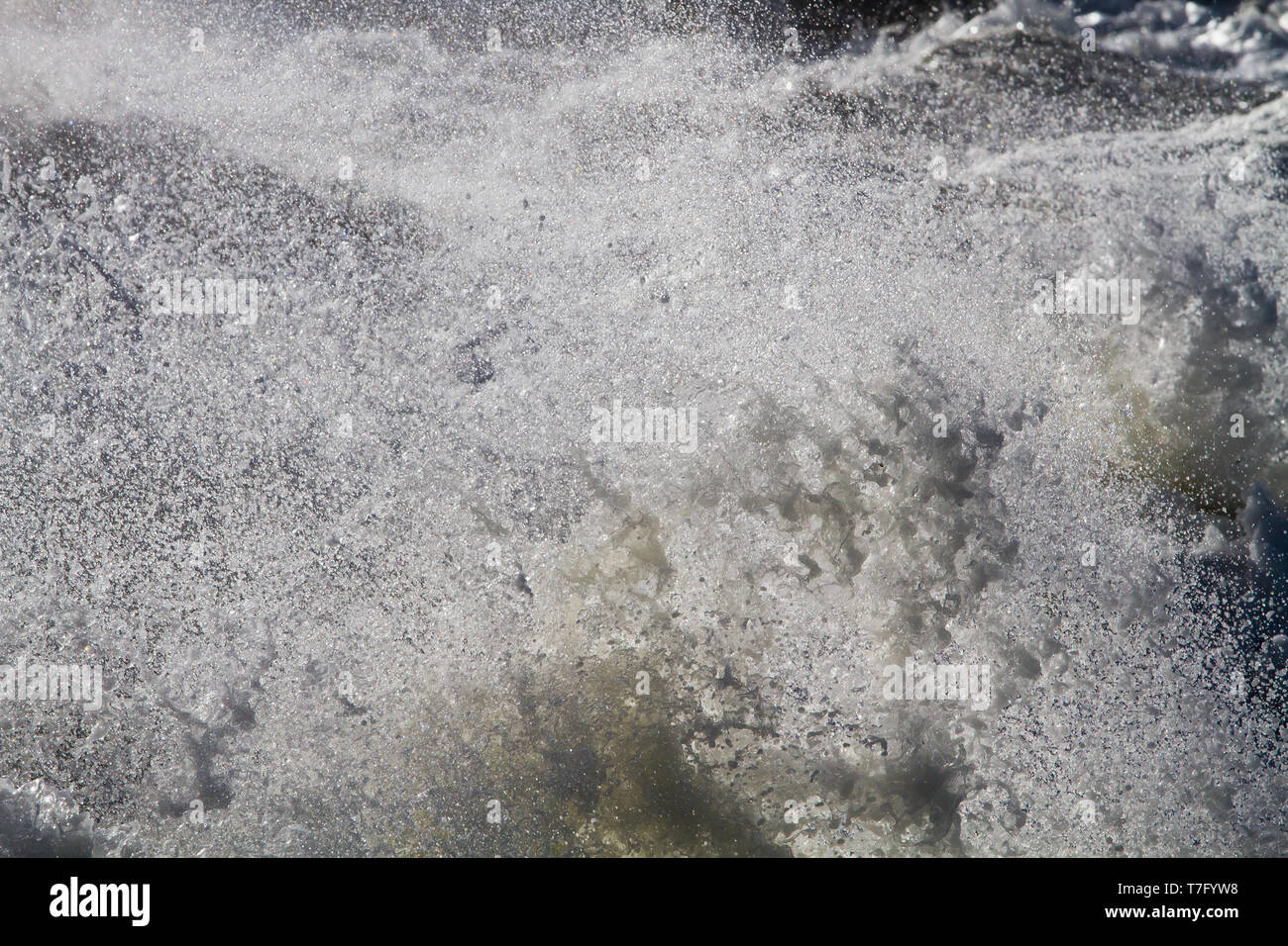 Vue panoramique des Pays-Bas. De grosses vagues s'écraser sur la jetée de Ijmuiden Pays-bas, pendant une tempête sur la mer du Nord. Banque D'Images