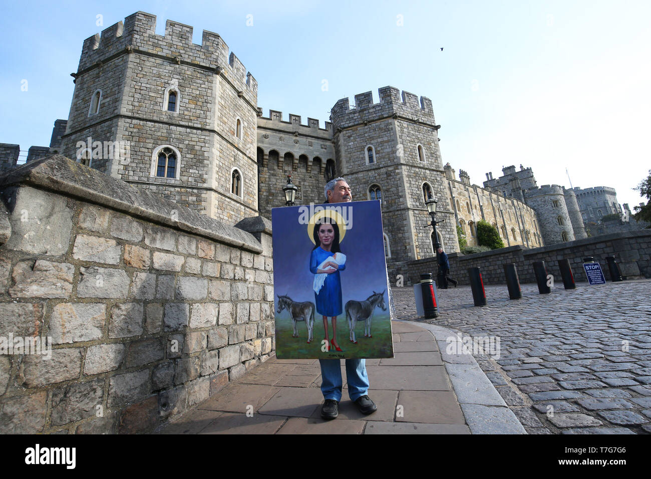 Artiste politique Kaya Mar marcher avec son dernier travail passé le château de Windsor dans le Berkshire, à la suite de l'annonce de la naissance d'un bébé garçon pour le duc et la duchesse de Cambridge. Banque D'Images