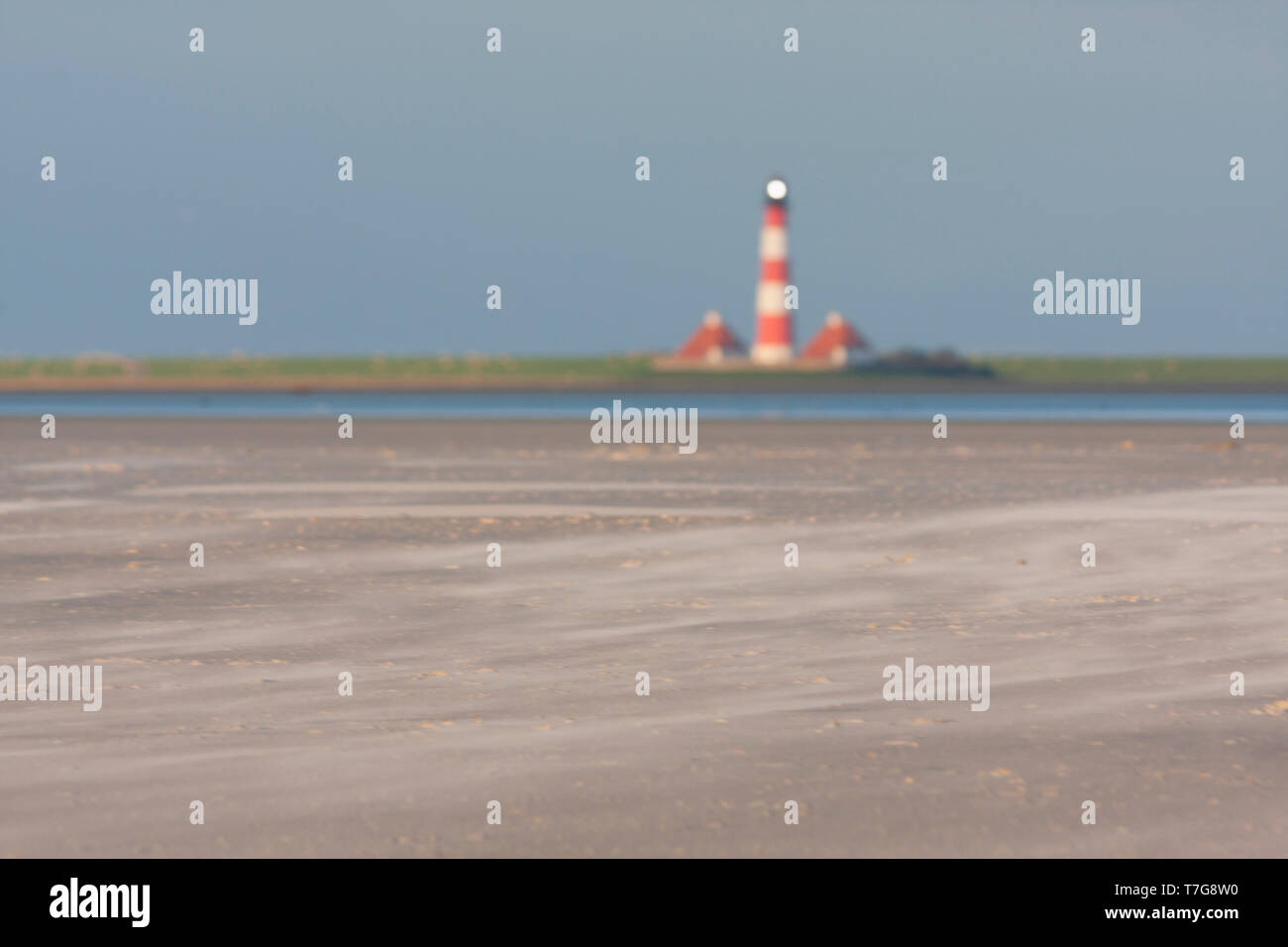 De sable avec phare de Westerhever en arrière-plan. Banque D'Images