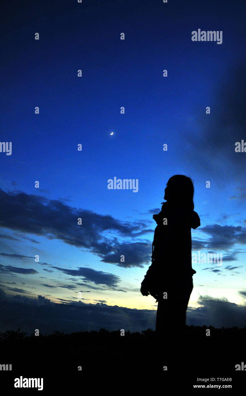 Nouvelle lune avec la fille Banque D'Images