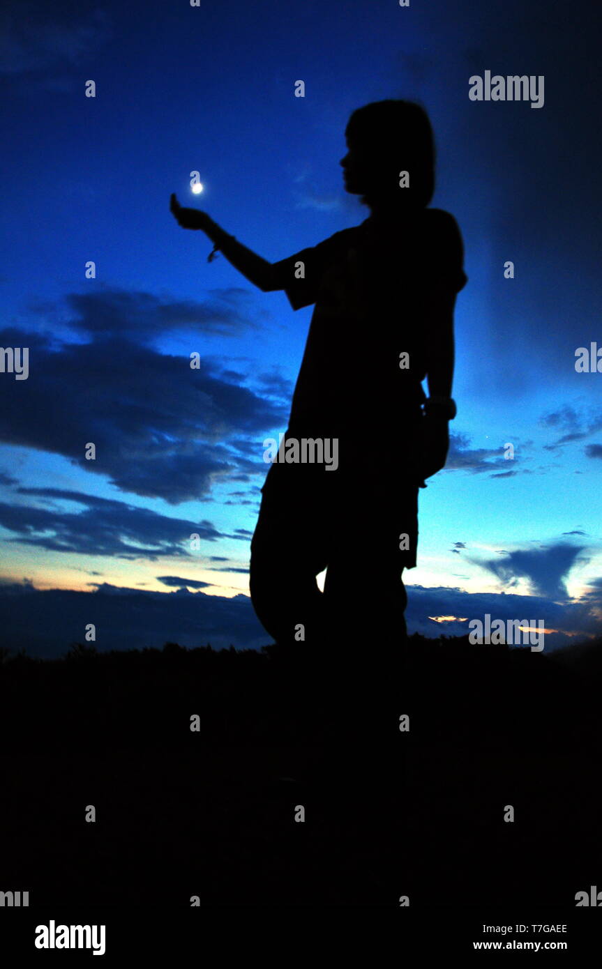 Nouvelle lune avec la fille Banque D'Images