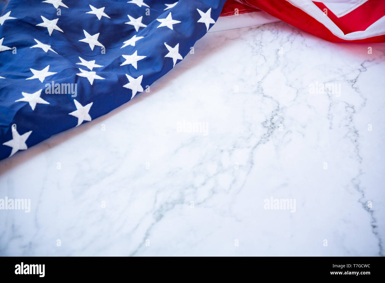 Amérique anciens drapeaux de couleur rouge couleur bleu concept pour USA 4  juillet Jour de l'indépendance, symbole de la liberté de la patriot sur le  marbre blanc Photo Stock - Alamy