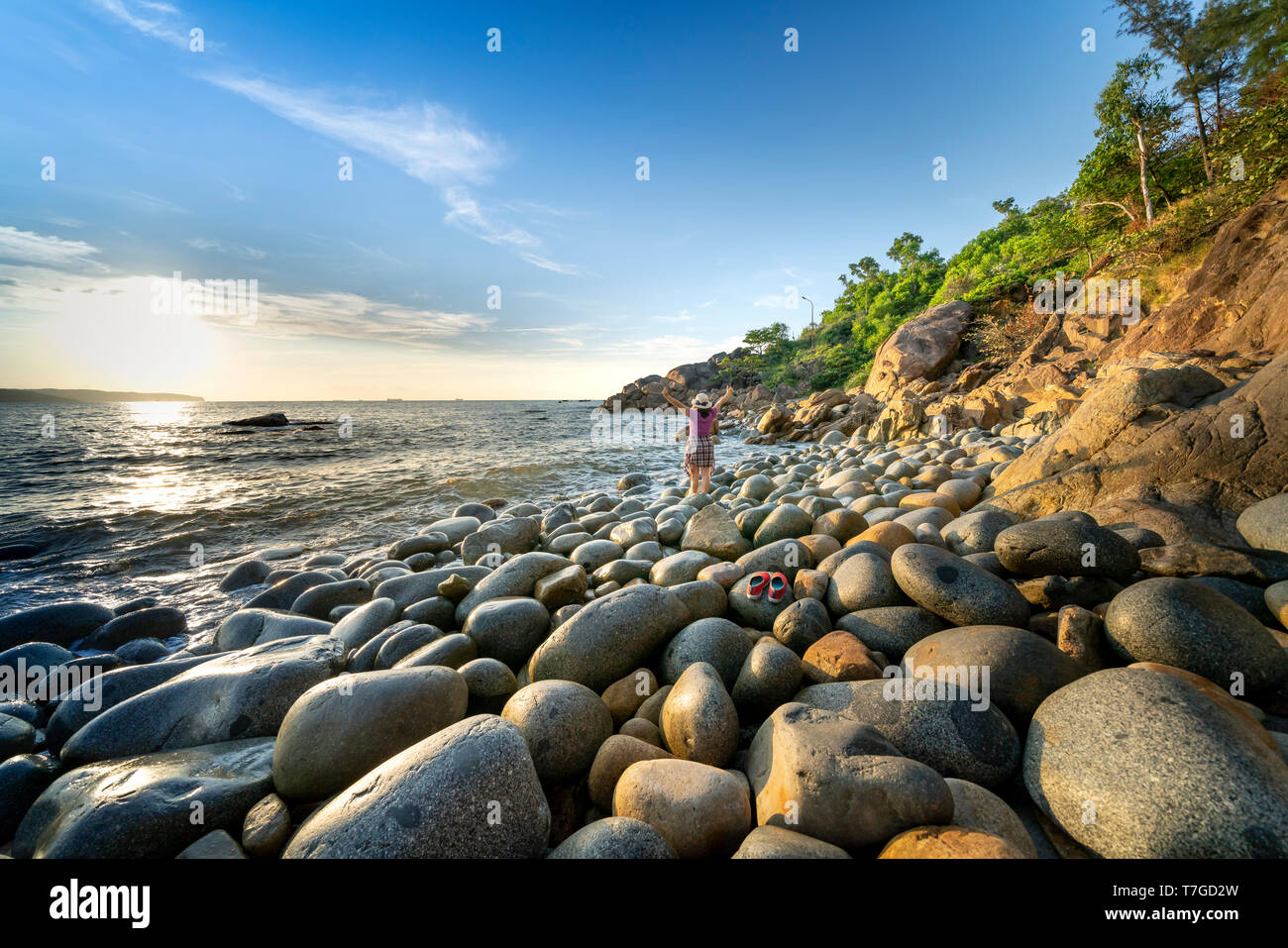 Quy Nhon City, Vietnam, Vietnam - le 26 avril 2019 : des visiteurs féminins sur la plage ont beaucoup de roches d'oeufs avec un beau lever de soleil à Quy Nhon city, Banque D'Images