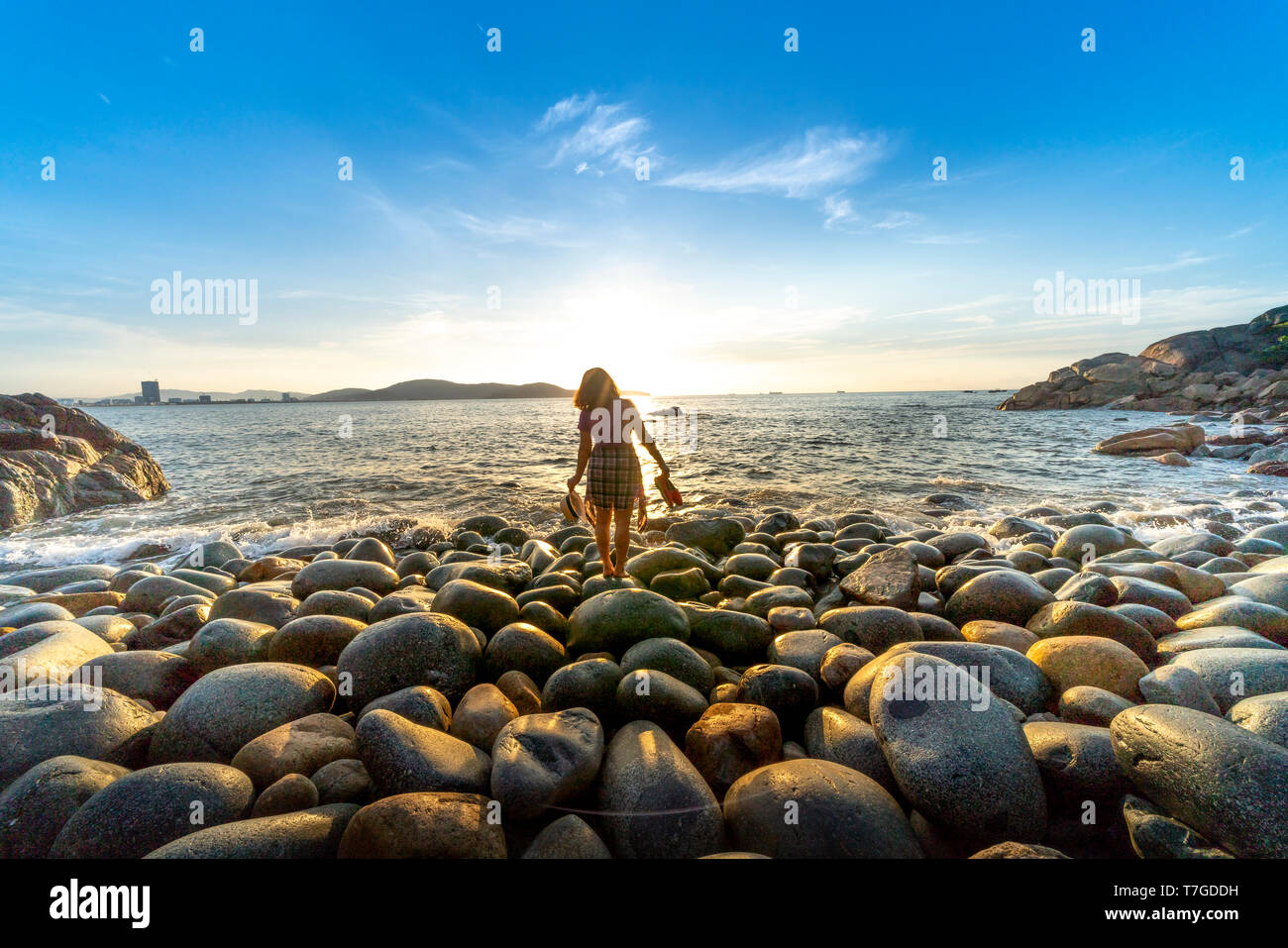 Quy Nhon City, Vietnam, Vietnam - le 26 avril 2019 : des visiteurs féminins sur la plage ont beaucoup de roches d'oeufs avec un beau lever de soleil à Quy Nhon city, Banque D'Images