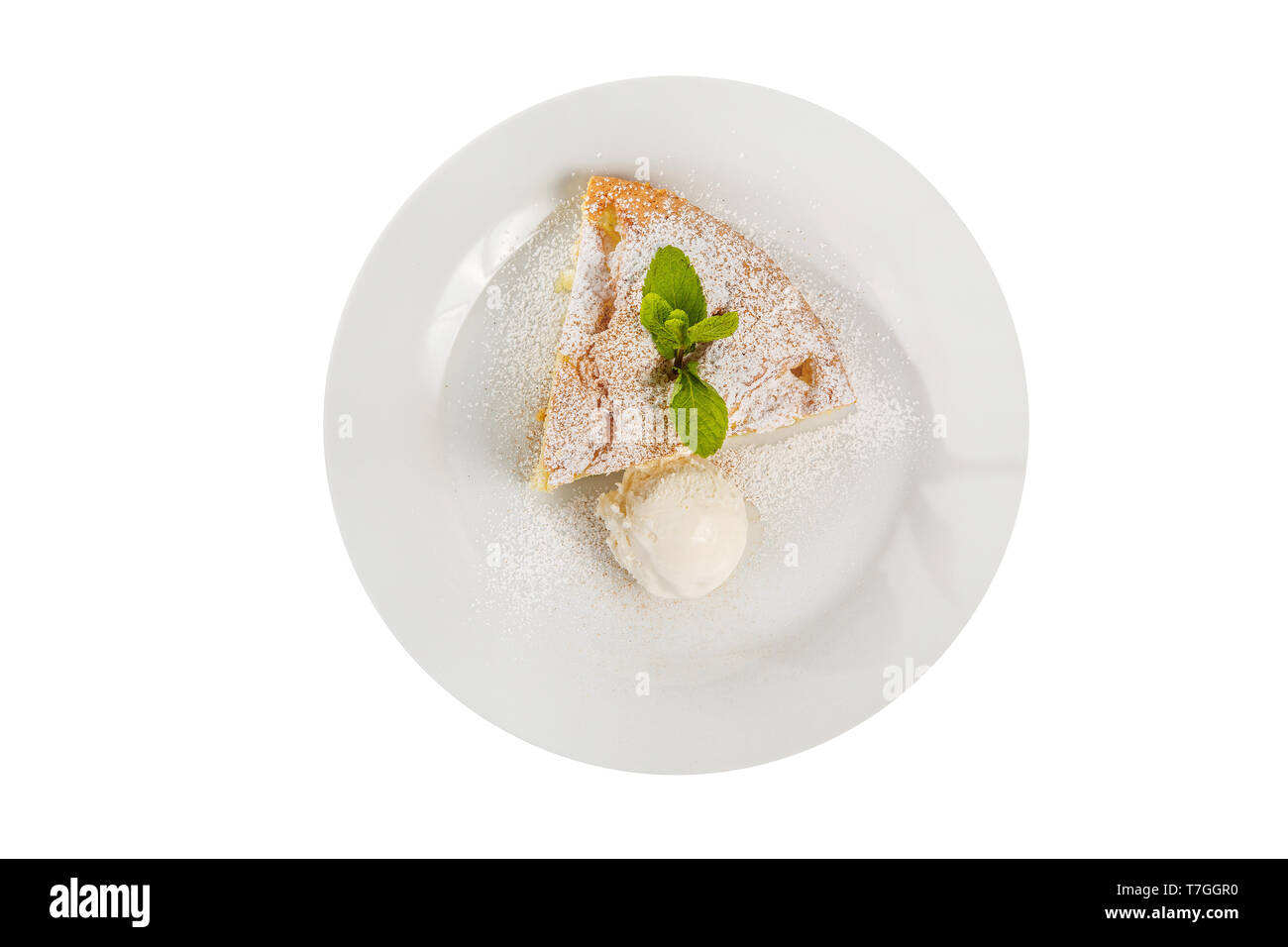 La tarte aux pommes, charlotte avec de la glace à la vanille, le sucre à glacer et feuille de menthe, servi sur un plateau isolé sur fond blanc, . Dessert pour un menu dans un café, r Banque D'Images