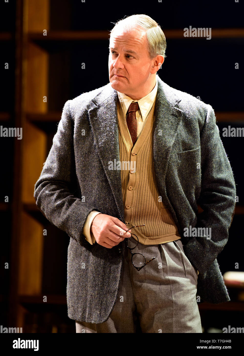 Hugh Bonneville jouant C.S. Lewis dans Shadowlands par William Nicholson au Festival de Théâtre de Chichester, West Sussex, UK. 1 mai 2019. Banque D'Images