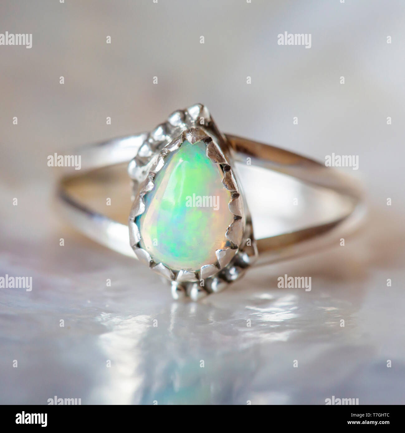 Belle Bague en argent avec pierre précieuse opale naturelle Photo Stock -  Alamy
