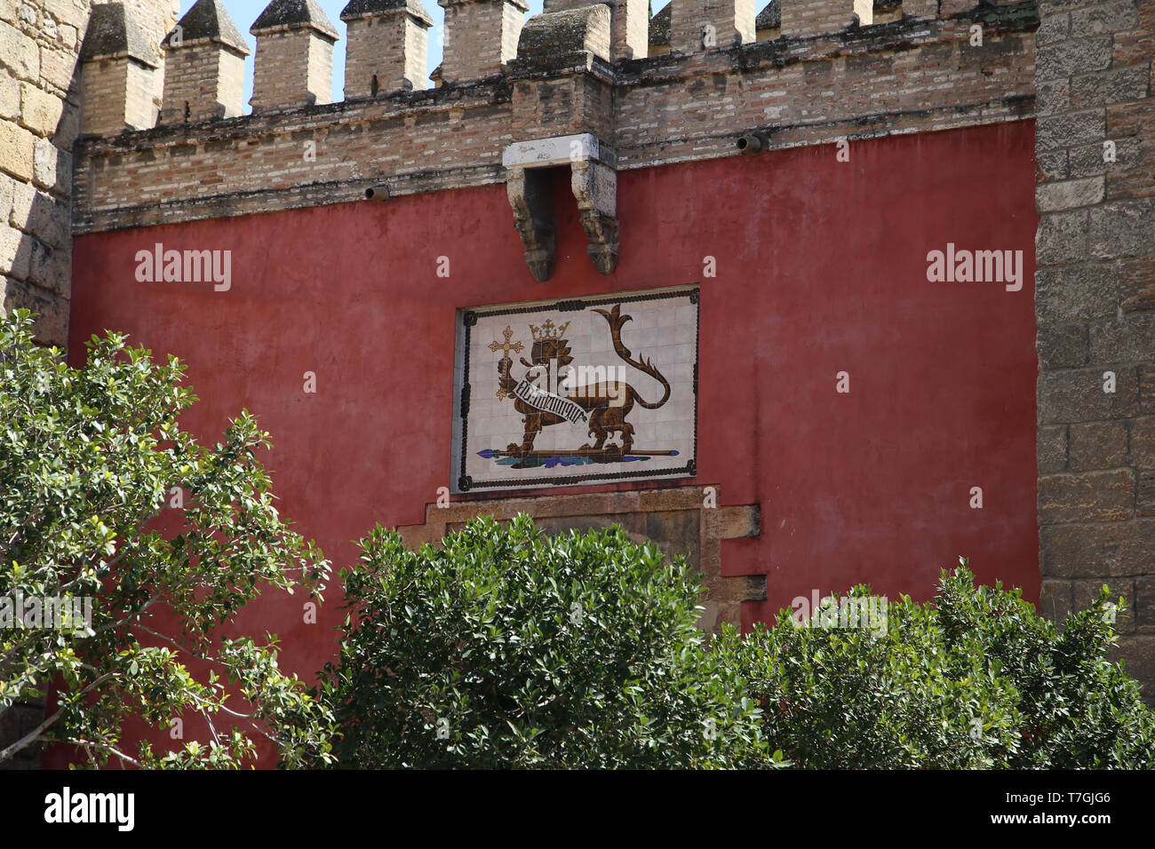 L'Espagne. L'Andalousie. Séville. L'Alcazar Royal. Mur extérieur et le Lion Gate, la porte ou de la chasse. Banque D'Images