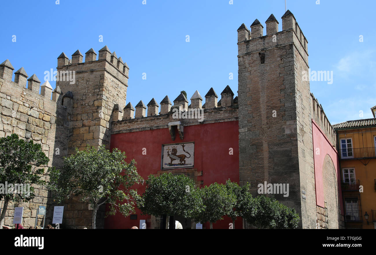 L'Espagne. L'Andalousie. Séville. L'Alcazar Royal. Mur extérieur et le Lion Gate, la porte ou de la chasse. Banque D'Images