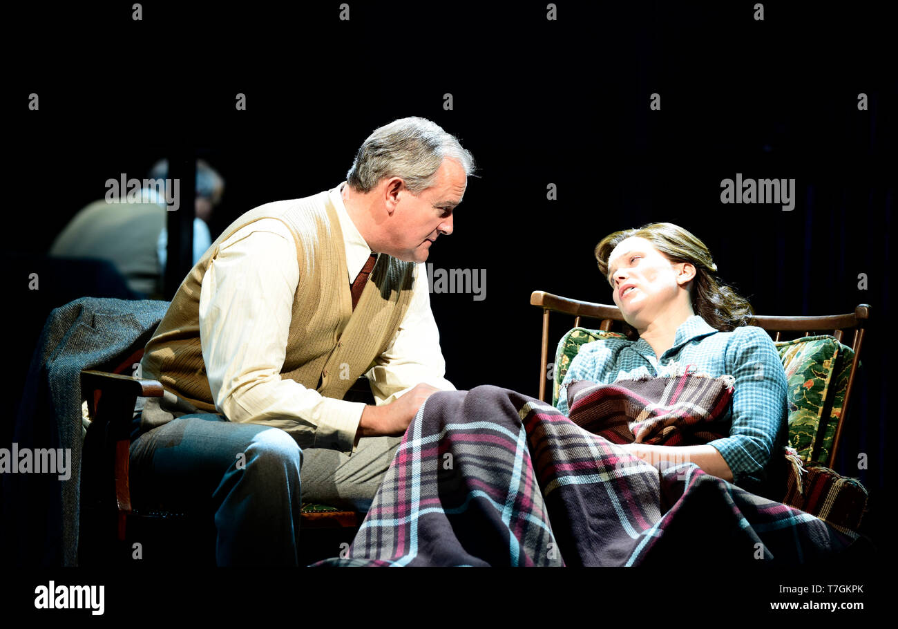 Hugh Bonneville jouant C.S. Lewis et Liz White comme Joy Gresham dans Shadowlands par William Nicholson au Festival de Théâtre de Chichester, West Sussex, UK. Banque D'Images
