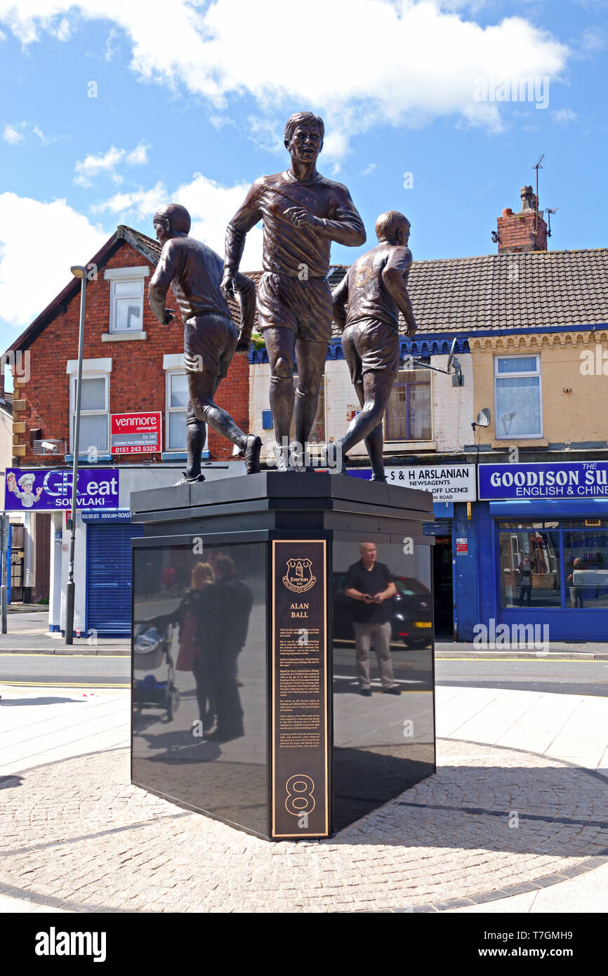 Nouvelle statue en bronze de l'Everton Football Club Legends Ball, Harvey et Kendall "La Sainte Trinité" sculptée par Tom Murphy à côté de Goodison Park Banque D'Images