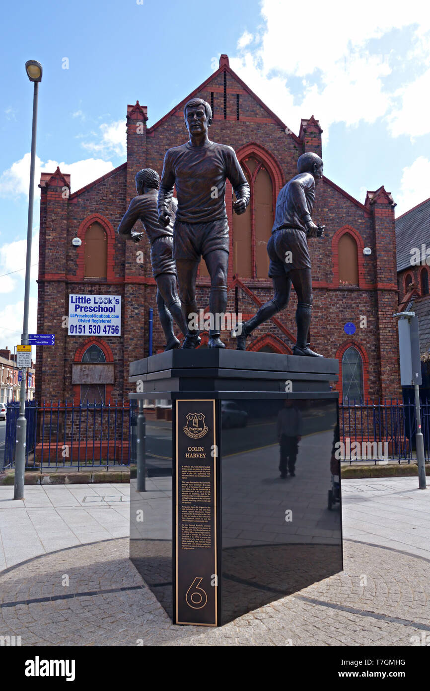 Nouvelle statue en bronze de l'Everton Football Club Legends Ball, Harvey et Kendall "La Sainte Trinité" sculptée par Tom Murphy à côté de Goodison Park Banque D'Images