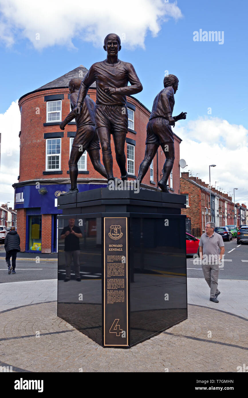 Nouvelle statue en bronze de l'Everton Football Club Legends Ball, Harvey et Kendall "La Sainte Trinité" sculptée par Tom Murphy à côté de Goodison Park Banque D'Images