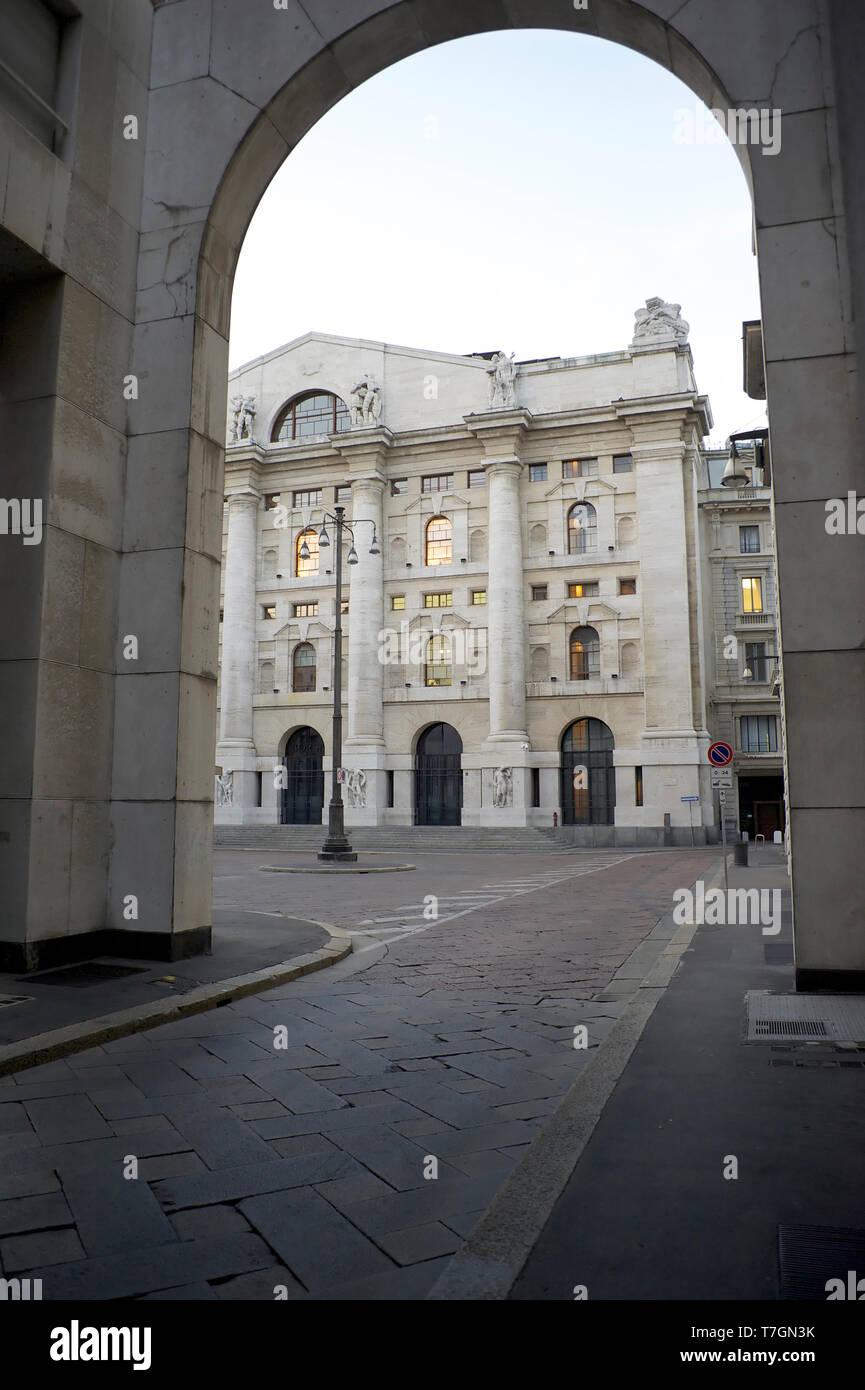 Le Palais de minuit. Palais de la bourse italienne à Milan Banque D'Images