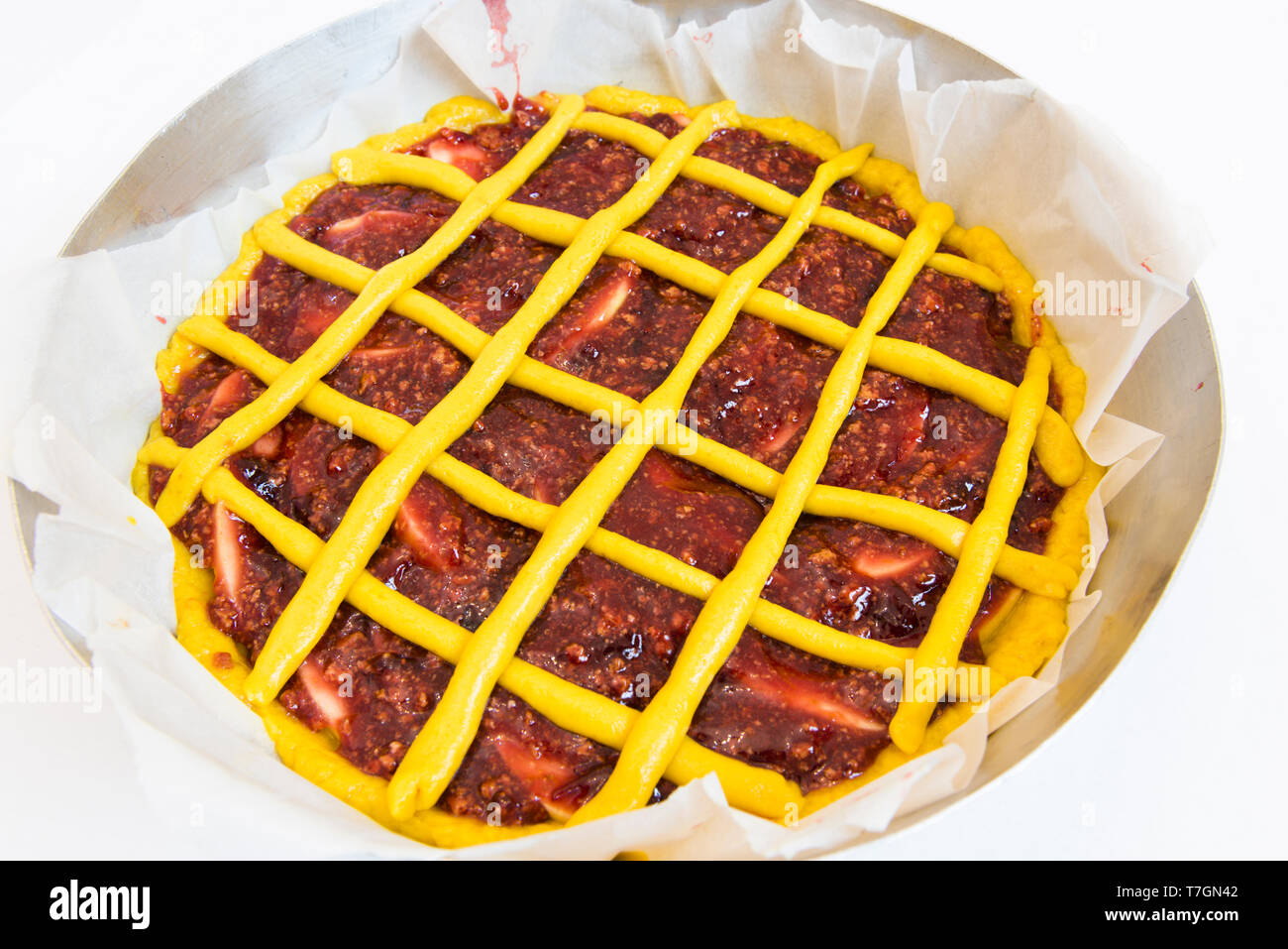 Prêt à être cuit tarte aux cerises. Gâteau italien Banque D'Images