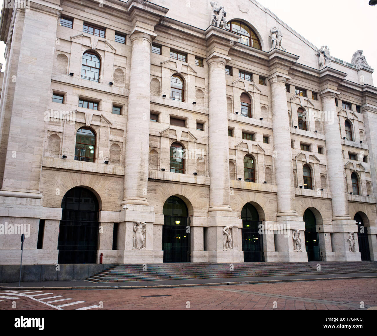 Le Palais de minuit. Palais de la bourse italienne à Milan Banque D'Images